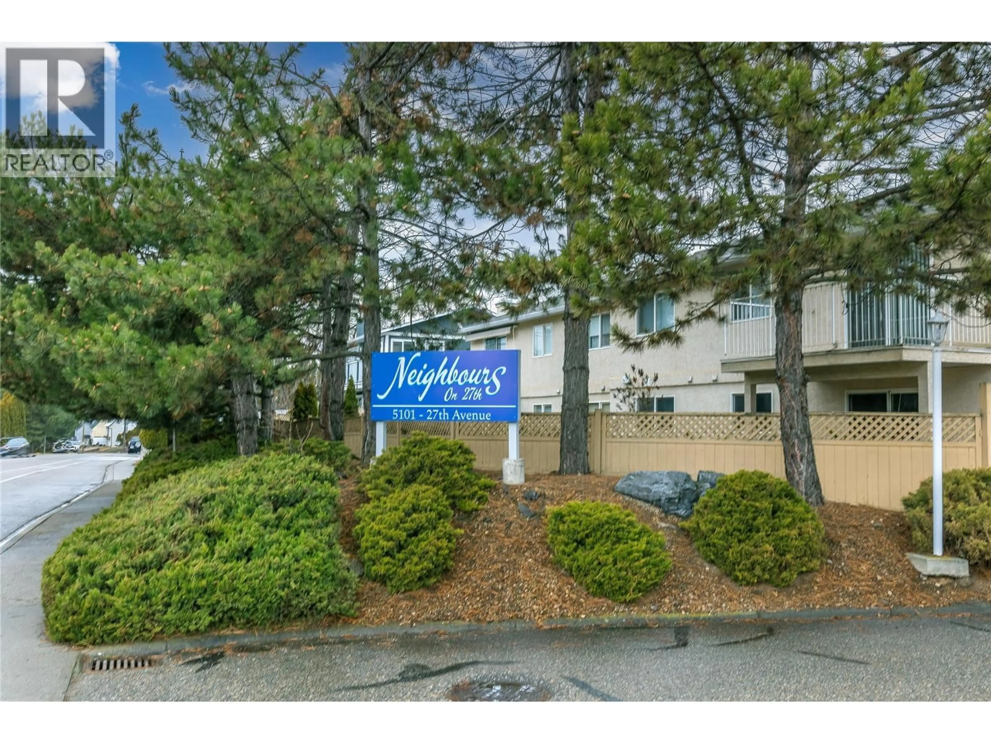 Indoor foyer for 15 - 5101 27TH AVENUE, Vernon British Columbia V1T6L2