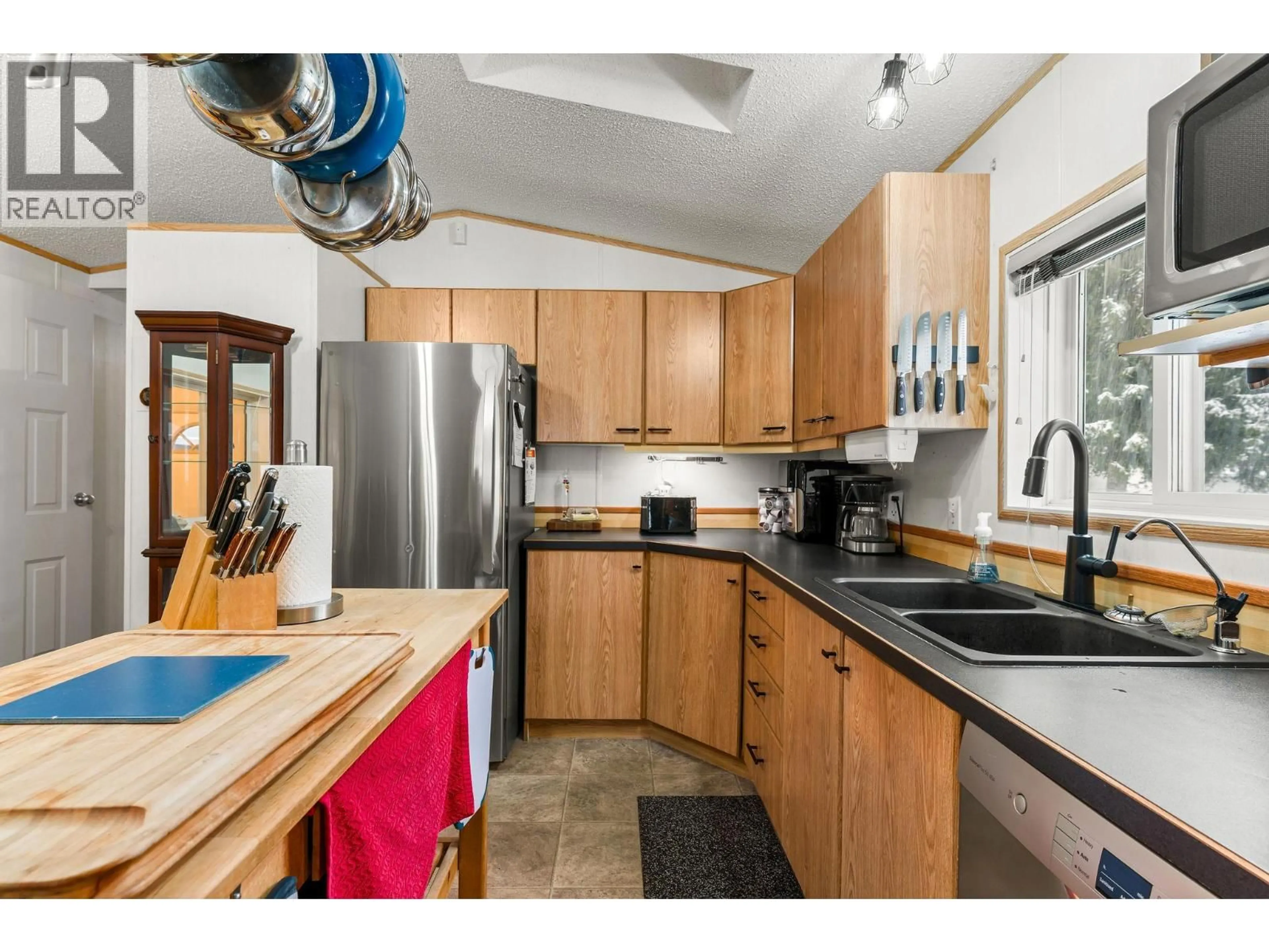 Standard kitchen, unknown for 25 - 1200 OSCAR STREET, Revelstoke British Columbia V0E2S0