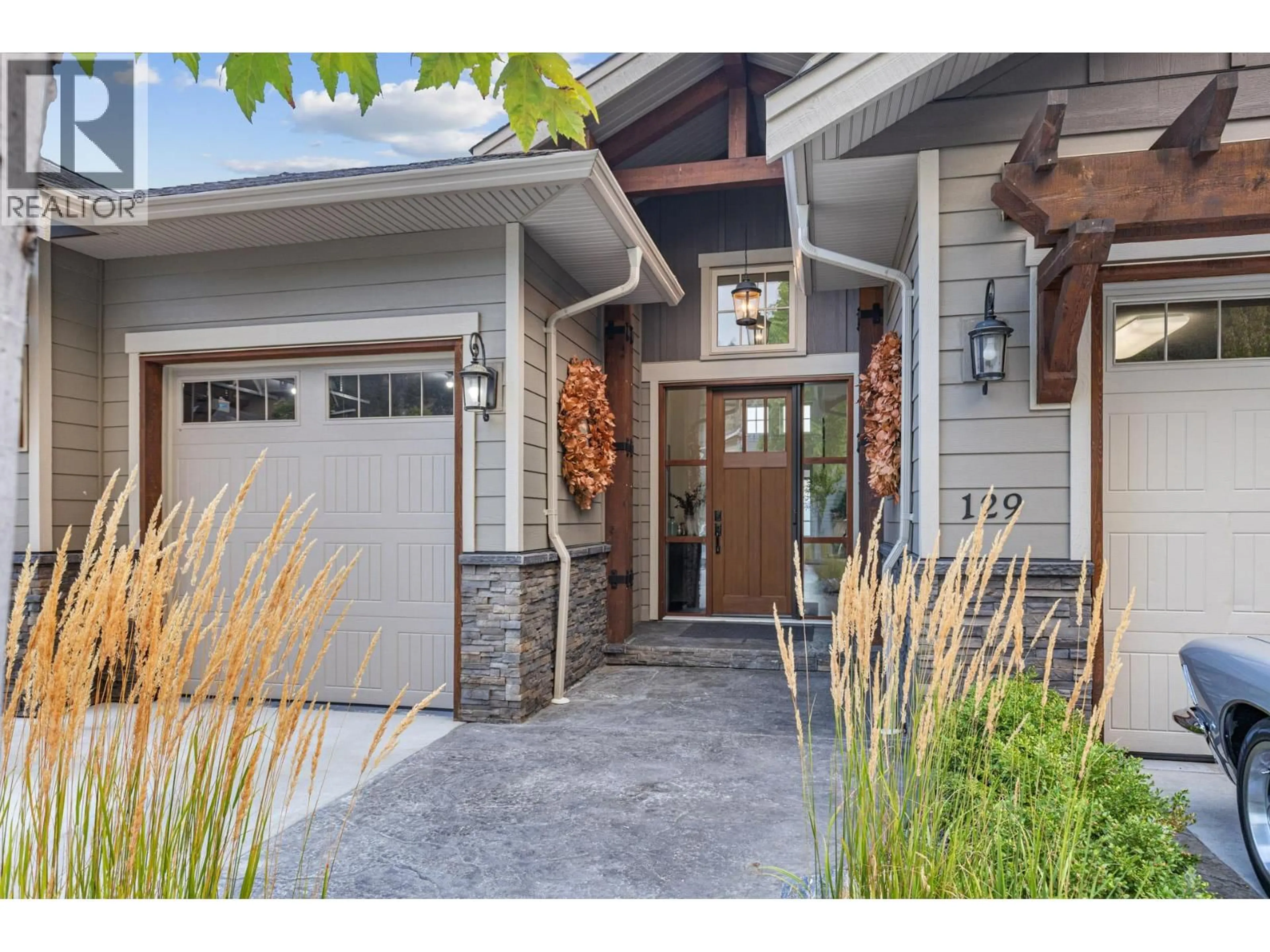 Indoor entryway for 129 - 4000 TRAILS PLACE, Peachland British Columbia V0H1X5