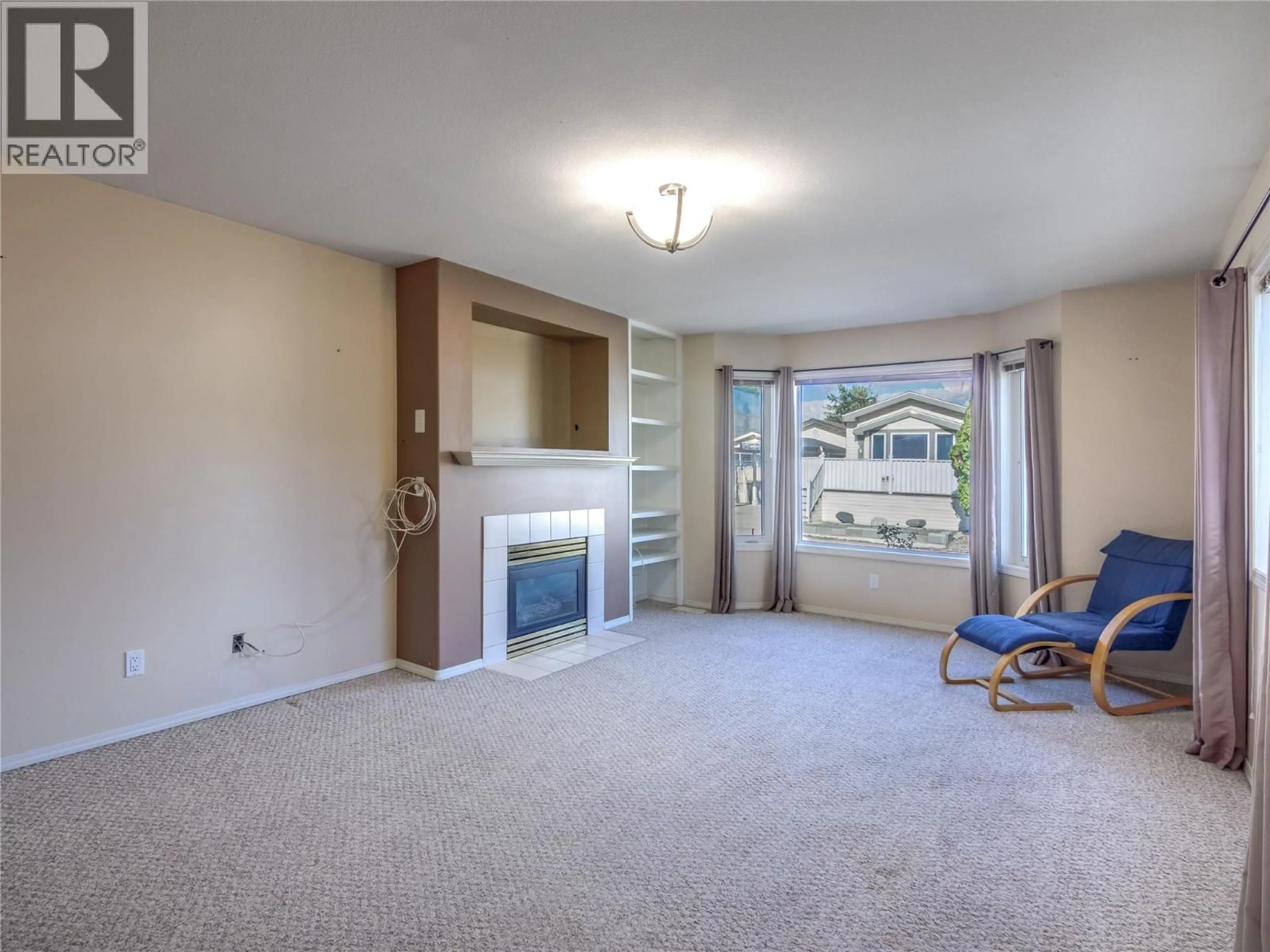 Living room with furniture, carpet floor for 4 - 670 MCCURDY ROAD, Kelowna British Columbia V1X2P5