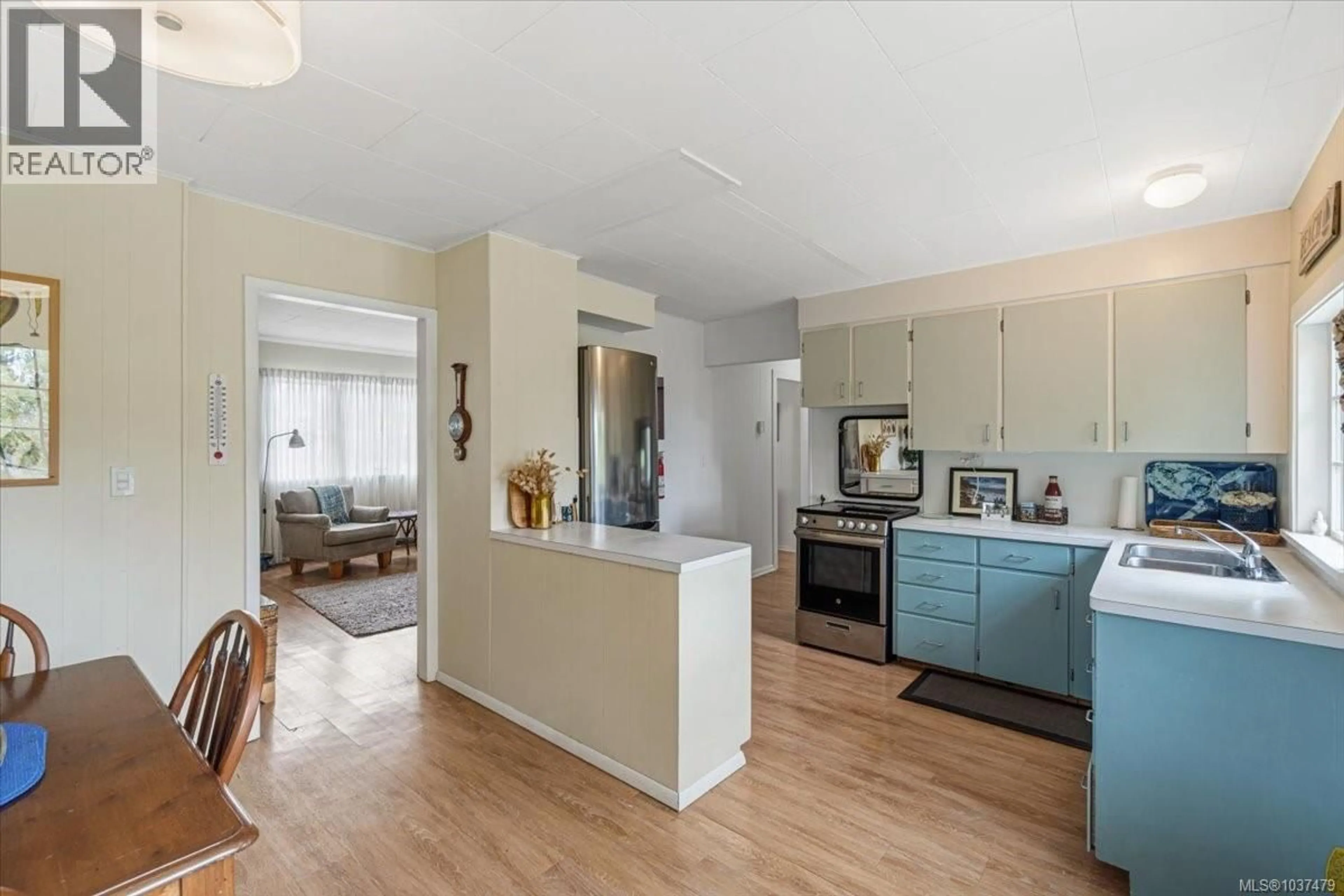 Open concept kitchen, wood/laminate floor for 363 PIONEER CRESCENT, Parksville British Columbia V9P1V5