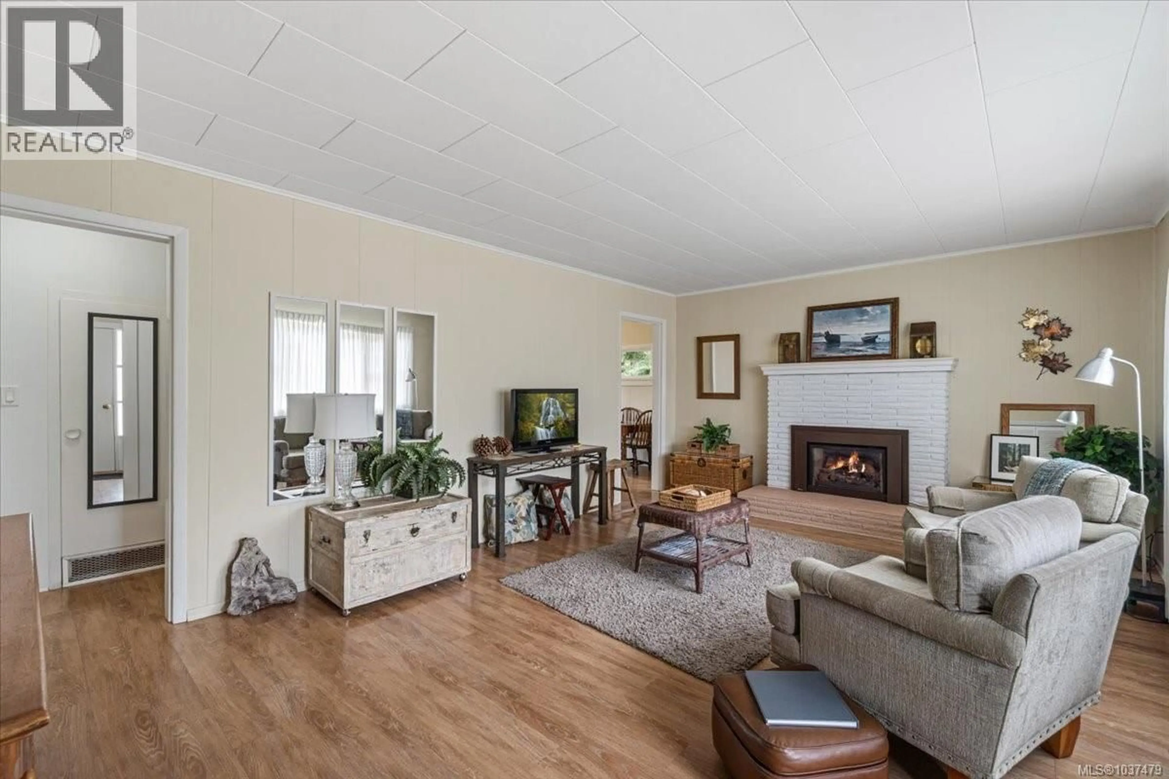 Living room with furniture, wood/laminate floor for 363 PIONEER CRESCENT, Parksville British Columbia V9P1V5