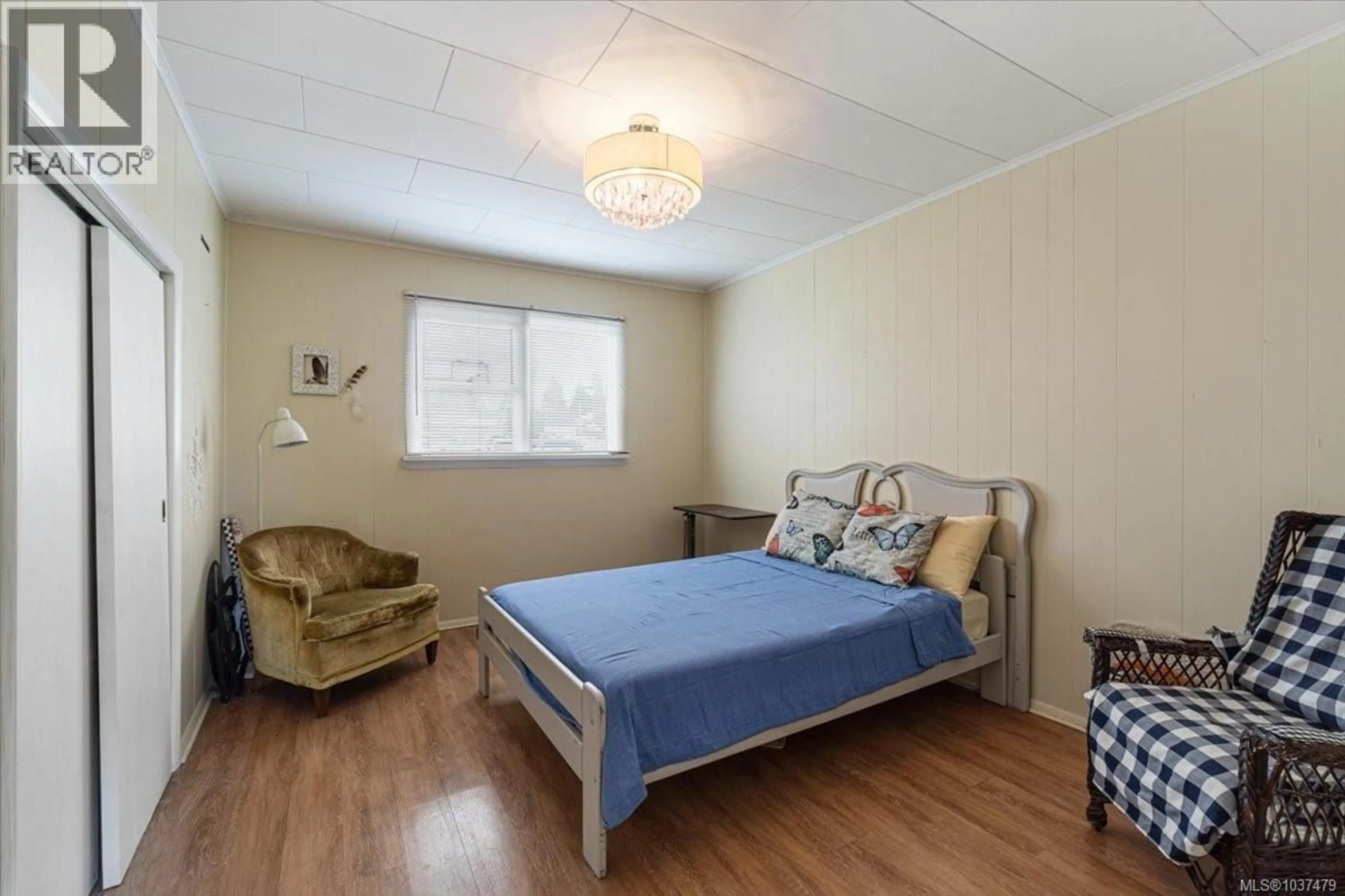 Bedroom with bed, wood/laminate floor for 363 PIONEER CRESCENT, Parksville British Columbia V9P1V5