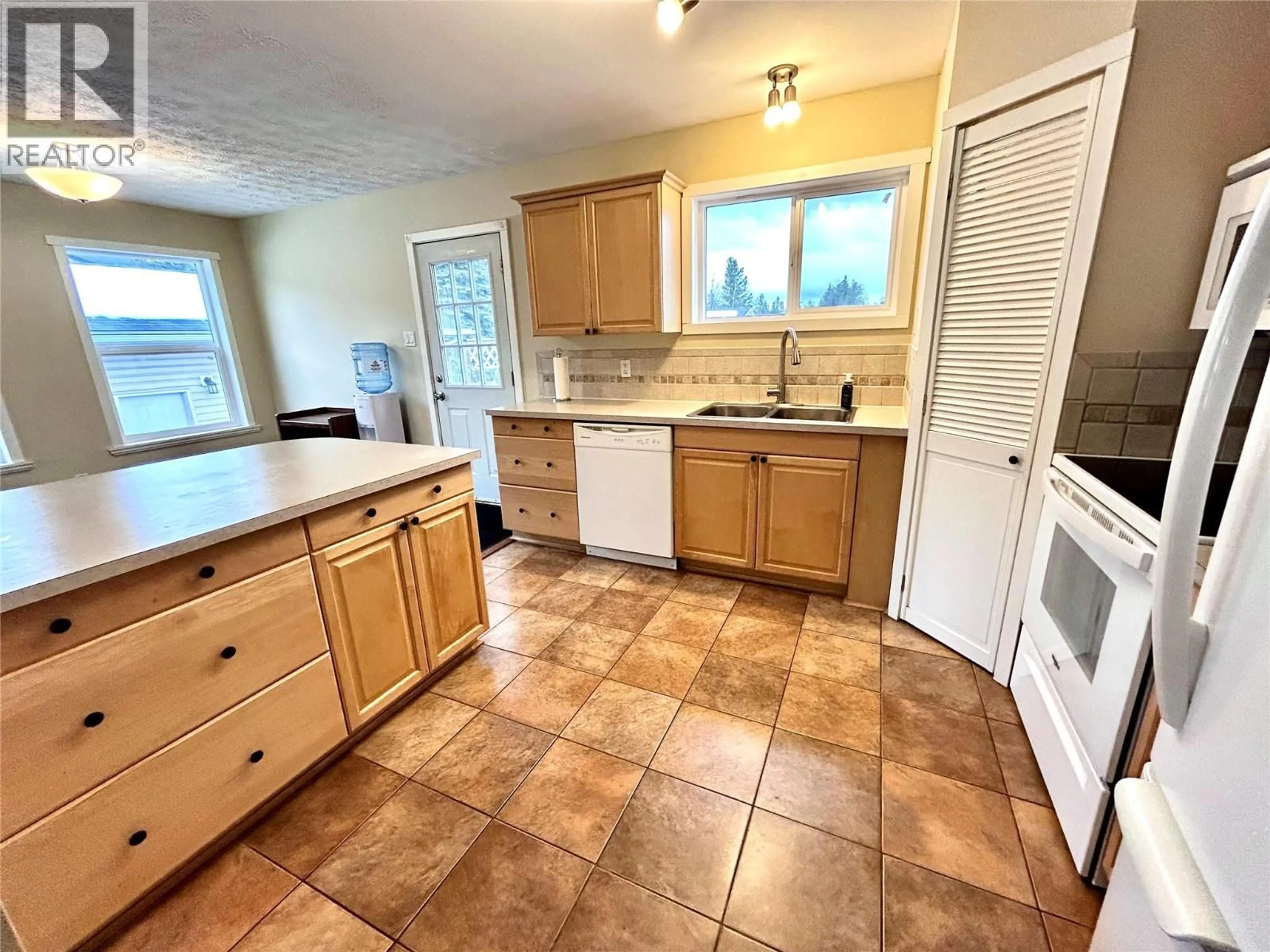 Standard kitchen, ceramic/tile floor for 404 WILLOW DRIVE, Tumbler Ridge British Columbia V0C2W0