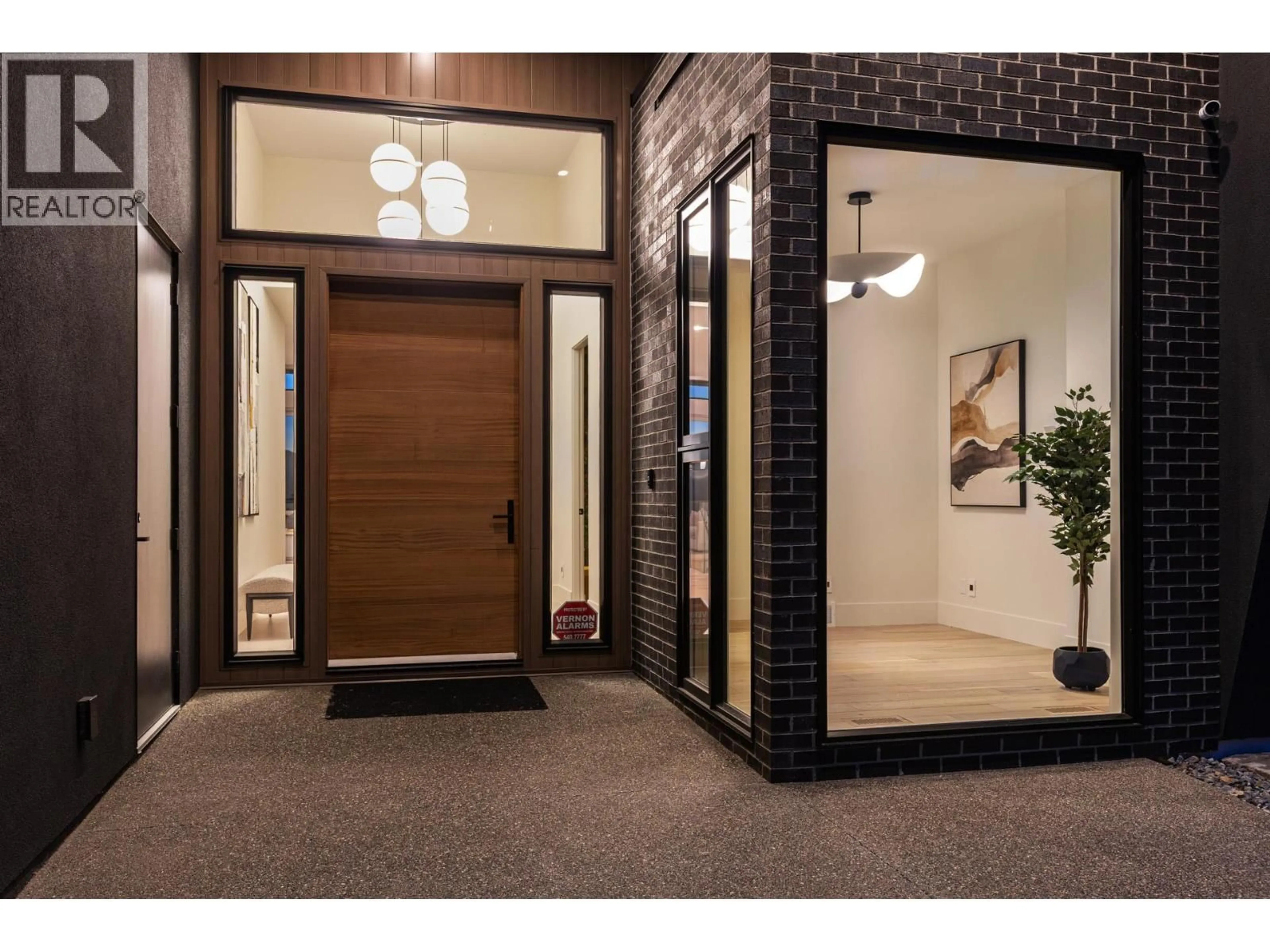 Indoor entryway for 5584 UPPER MISSION COURT, Kelowna British Columbia V1W0C5