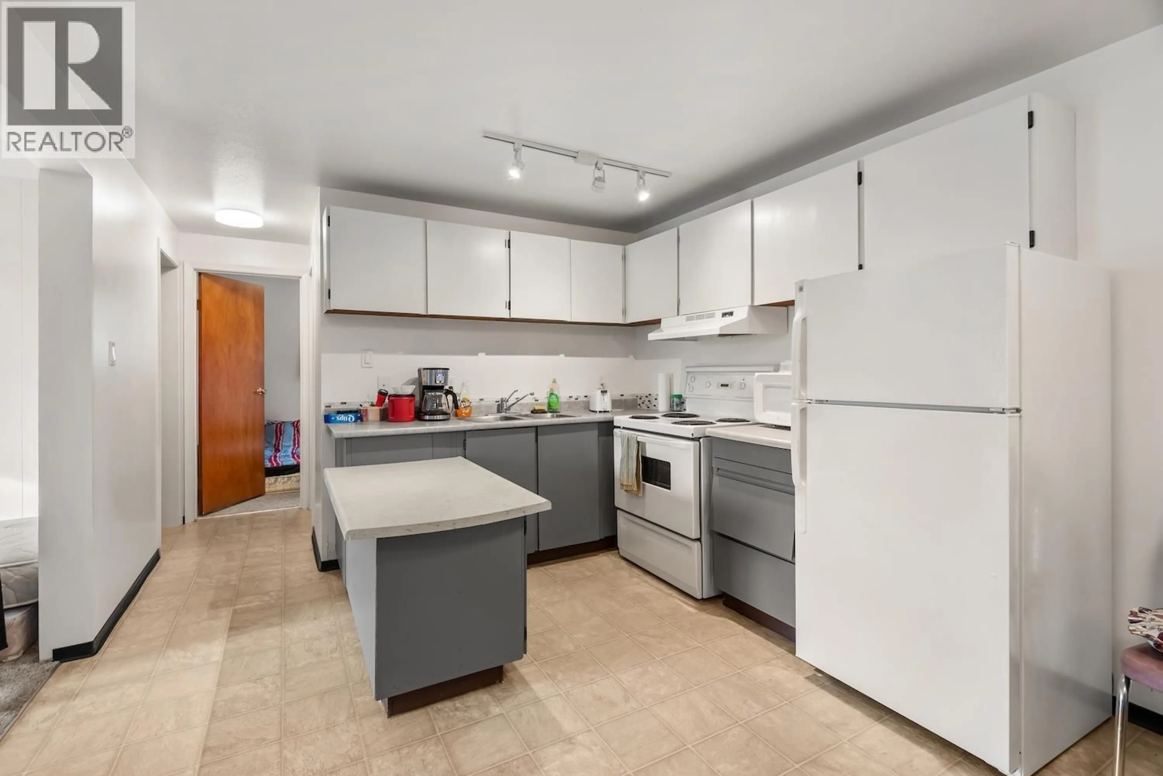 Standard kitchen, unknown for 203 - 152 SPRUCE AVENUE, Sparwood British Columbia V0B2G1