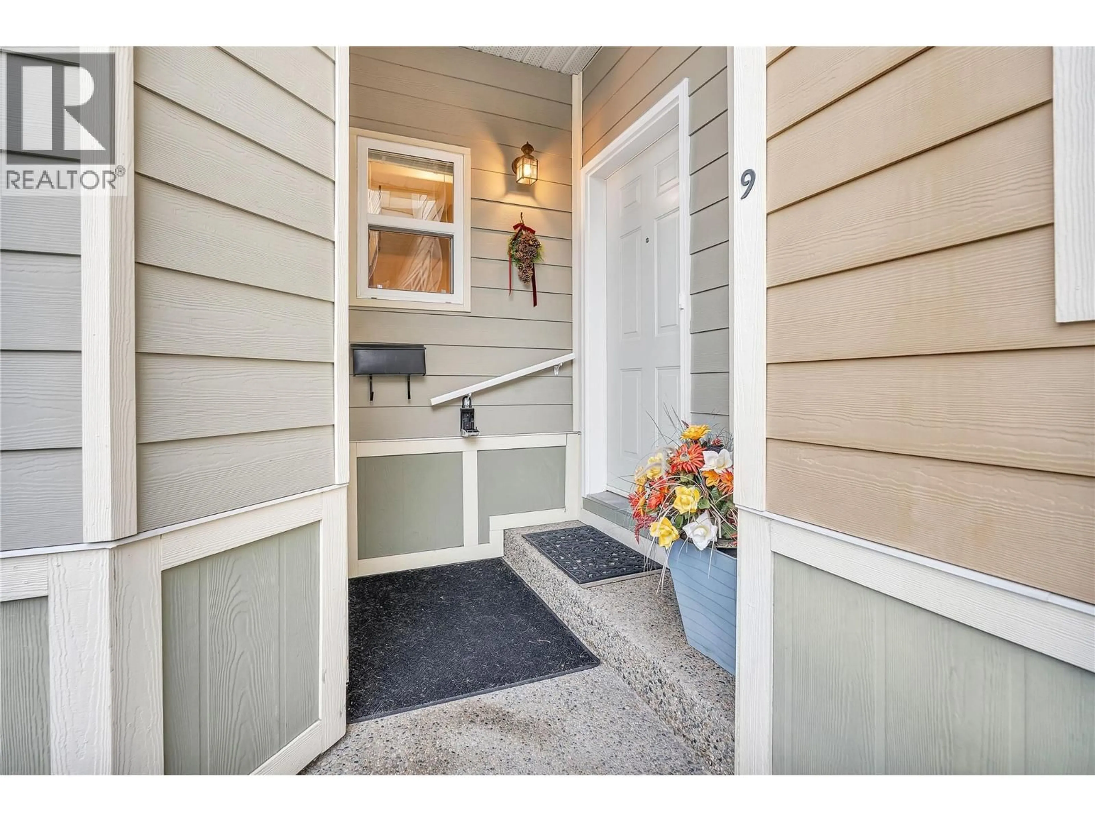 Indoor entryway for 9 - 148 ROY AVENUE, Penticton British Columbia V2A3M9