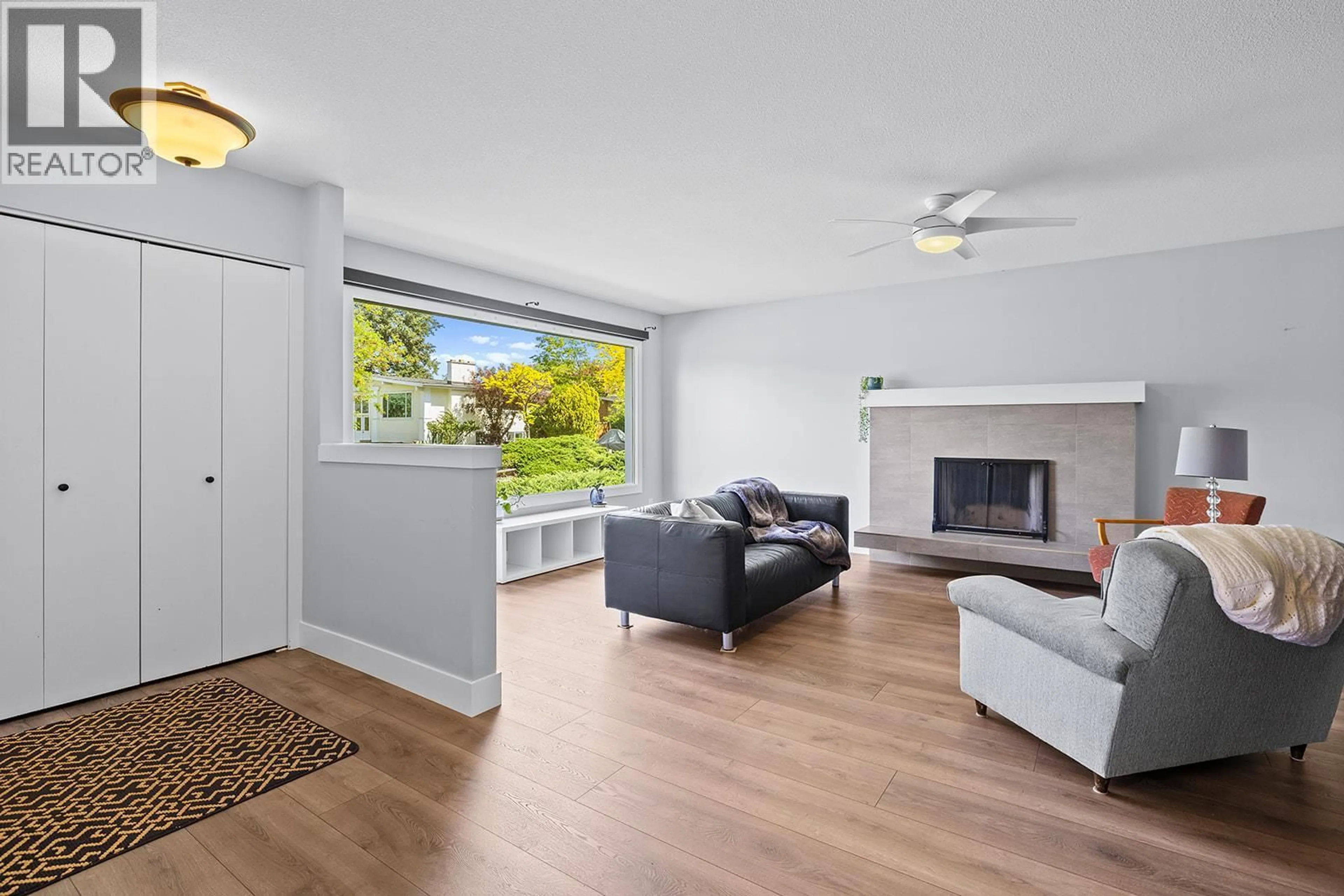Living room with furniture, wood/laminate floor for 1745 HAUG AVENUE, Kelowna British Columbia V1Y4M3