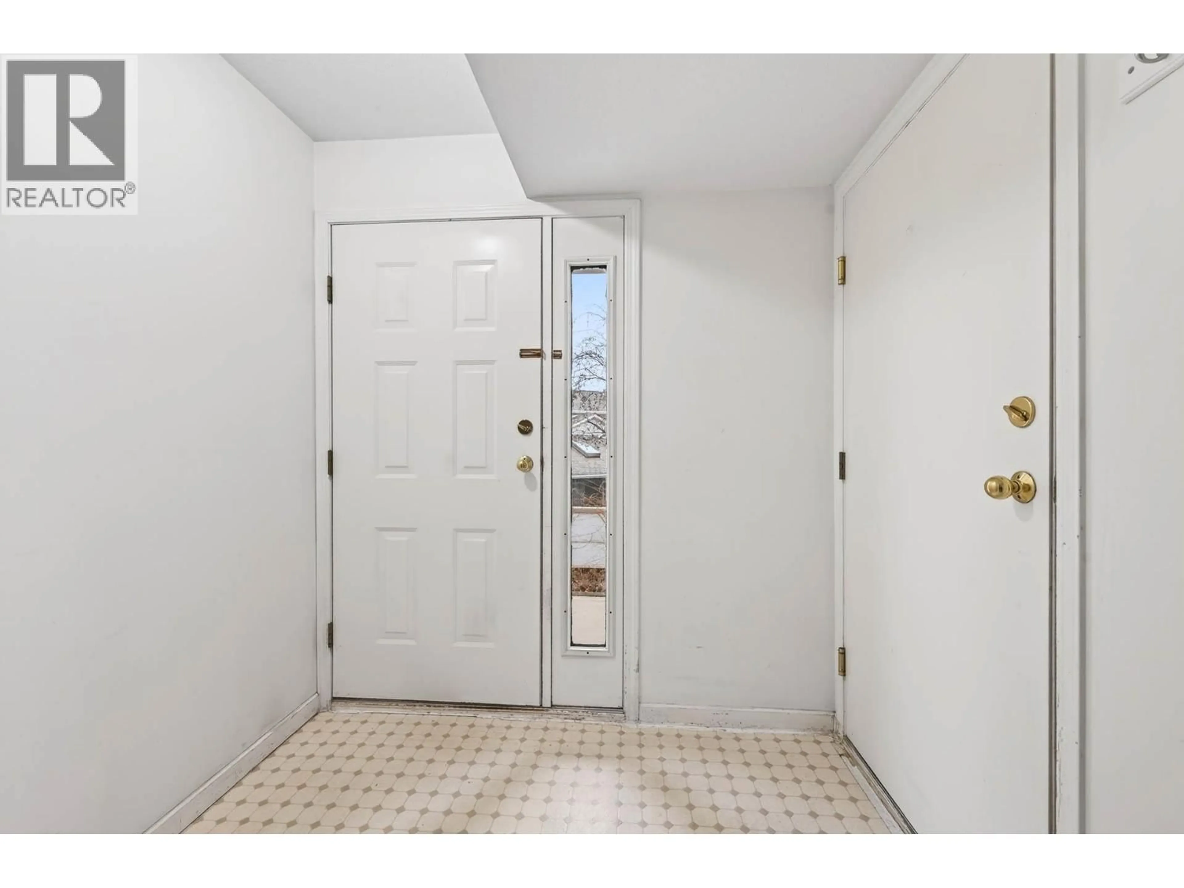 Indoor entryway for 14 - 2050 QU'APPELLE BOULEVARD, Kamloops British Columbia V2E2R4