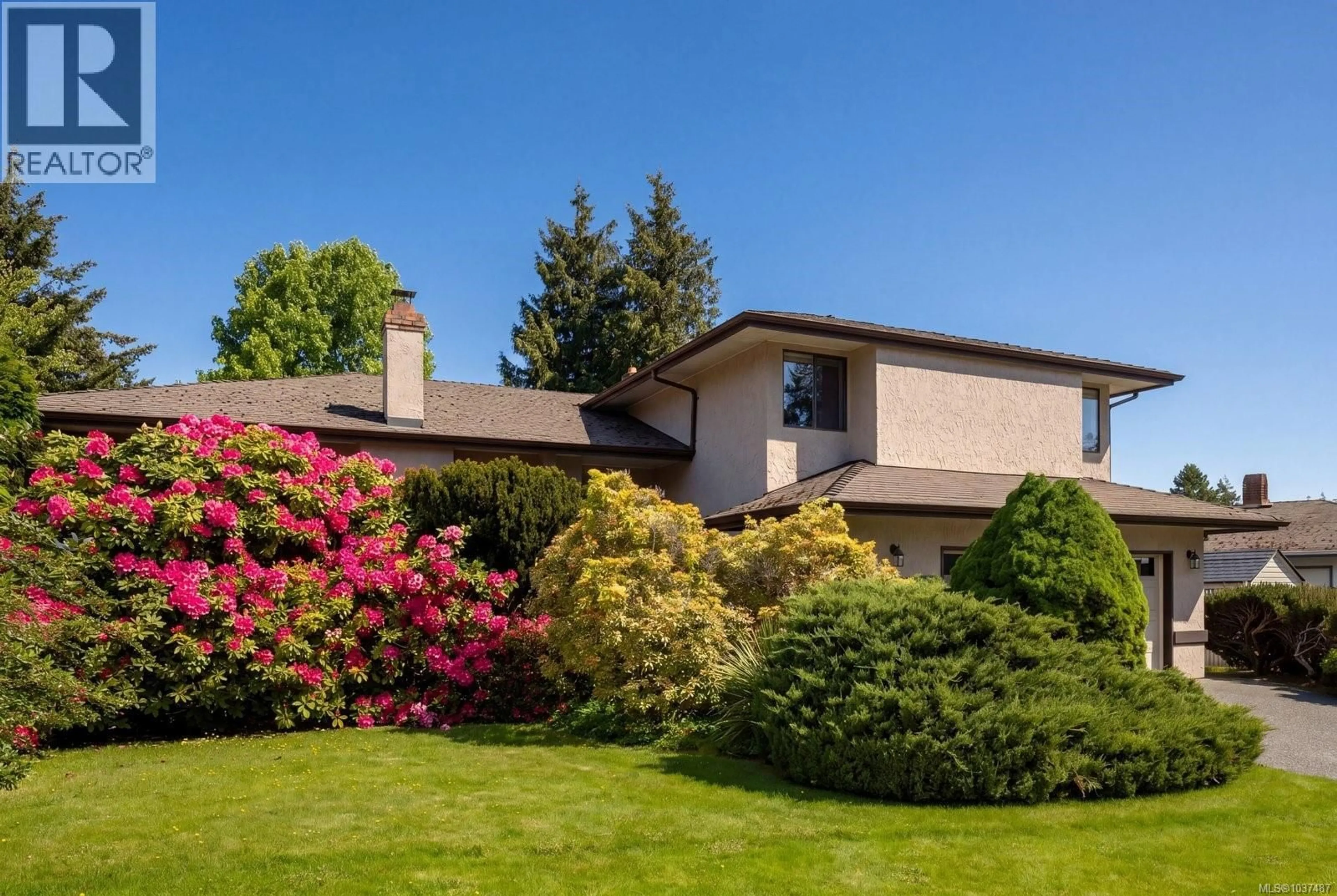 Home with vinyl exterior material, unknown for 1986 WENMAN DRIVE, Saanich British Columbia V8N2P8