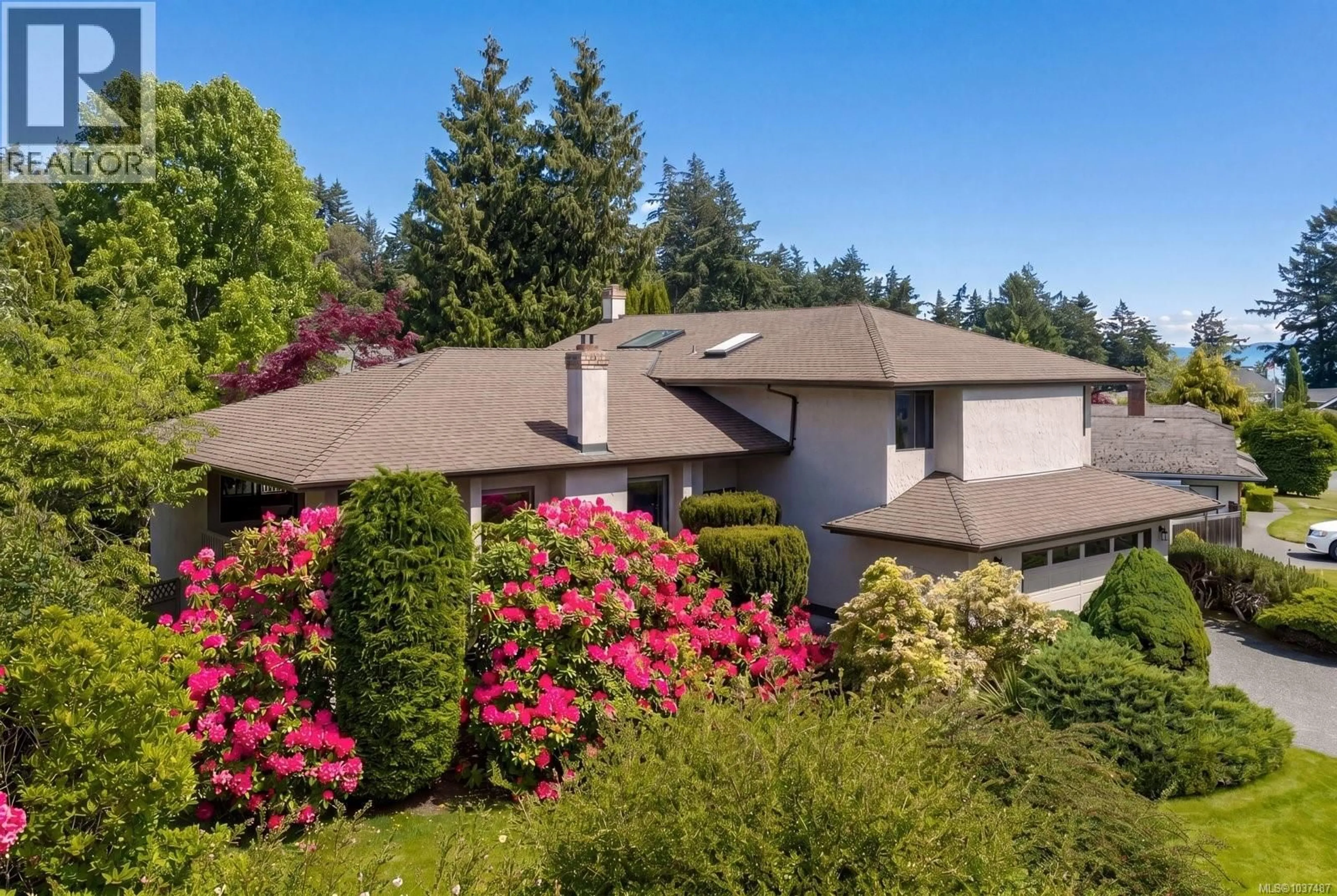 A pic from outside/outdoor area/front of a property/back of a property/a pic from drone, unknown for 1986 WENMAN DRIVE, Saanich British Columbia V8N2P8
