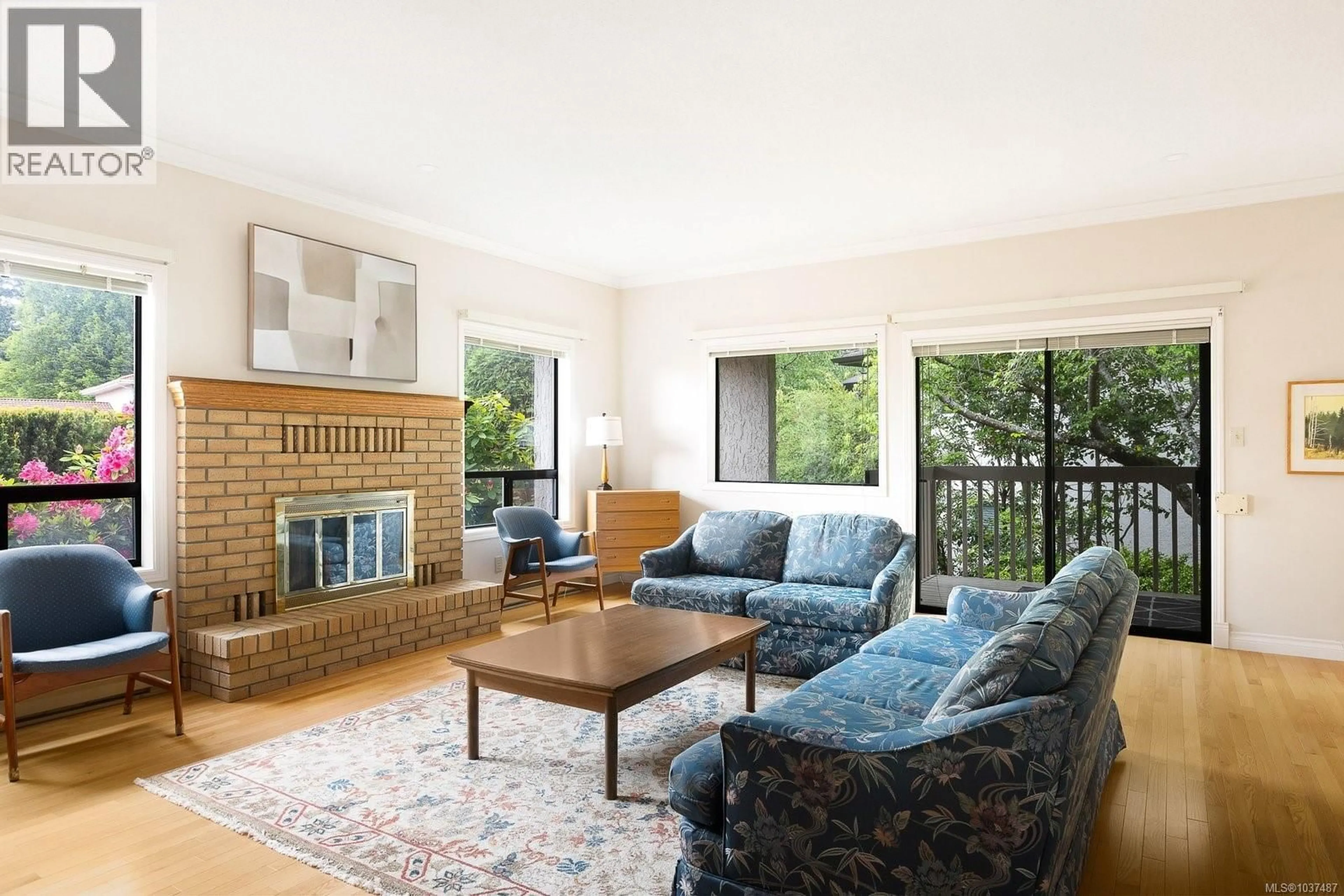 Living room with furniture, unknown for 1986 WENMAN DRIVE, Saanich British Columbia V8N2P8