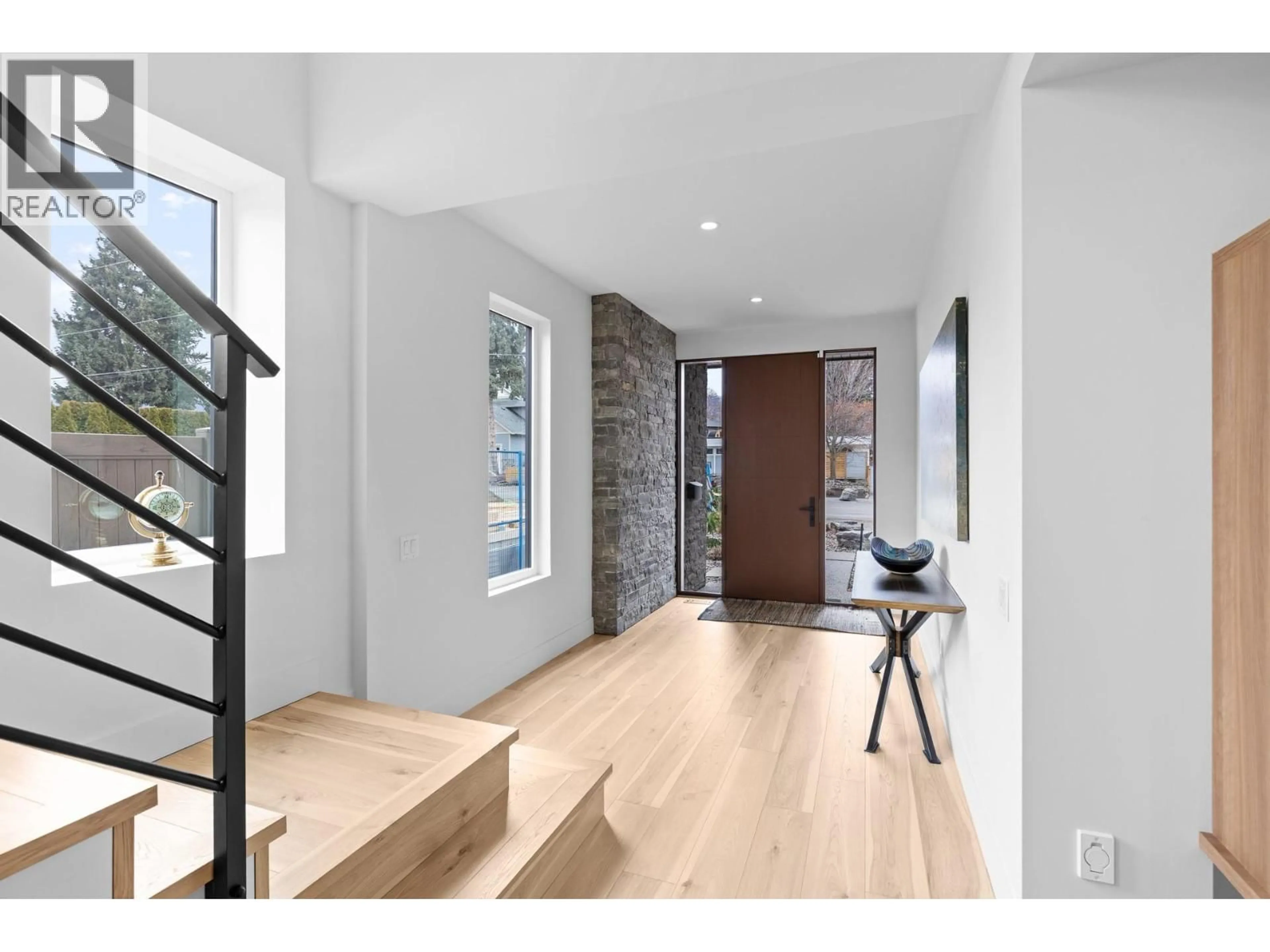 Indoor entryway for 444 SARSONS ROAD, Kelowna British Columbia V1W1C2