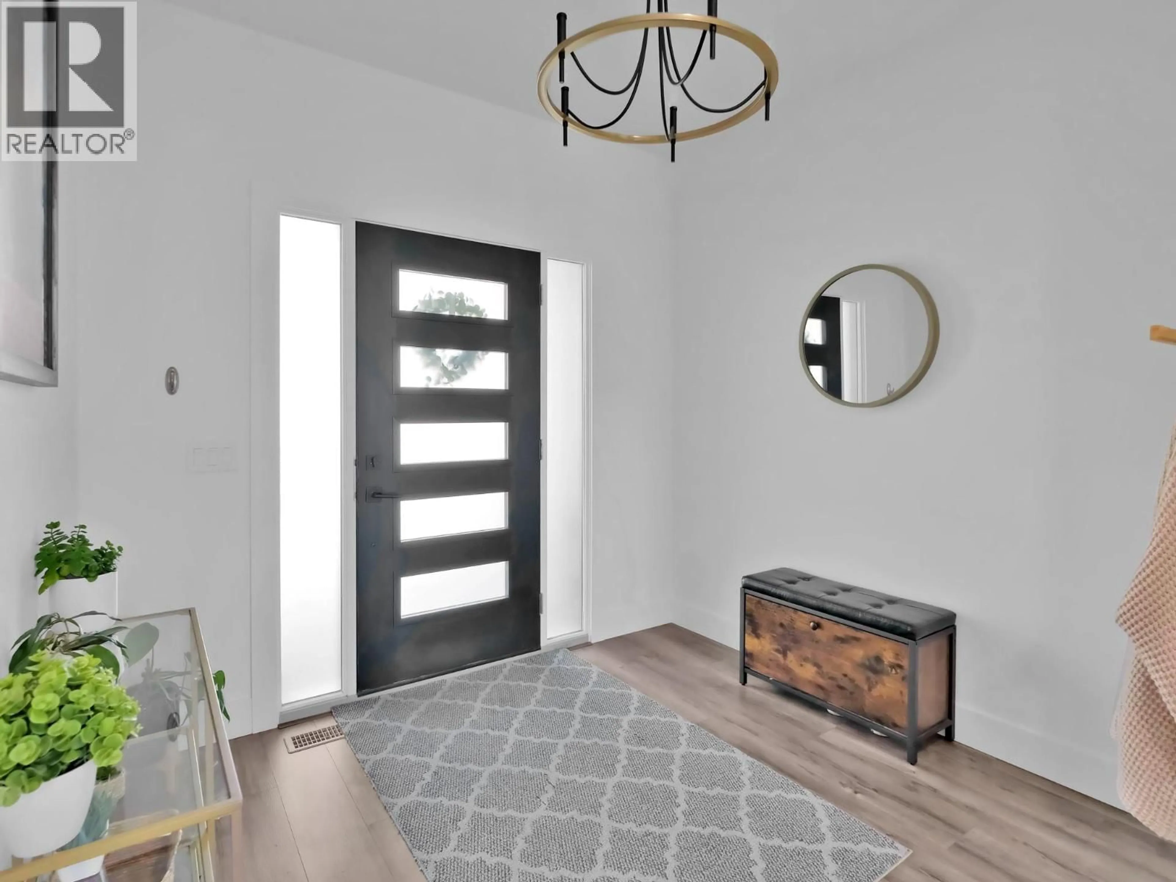 Indoor entryway for 767 ACADIA STREET, Kelowna British Columbia V1V0A8