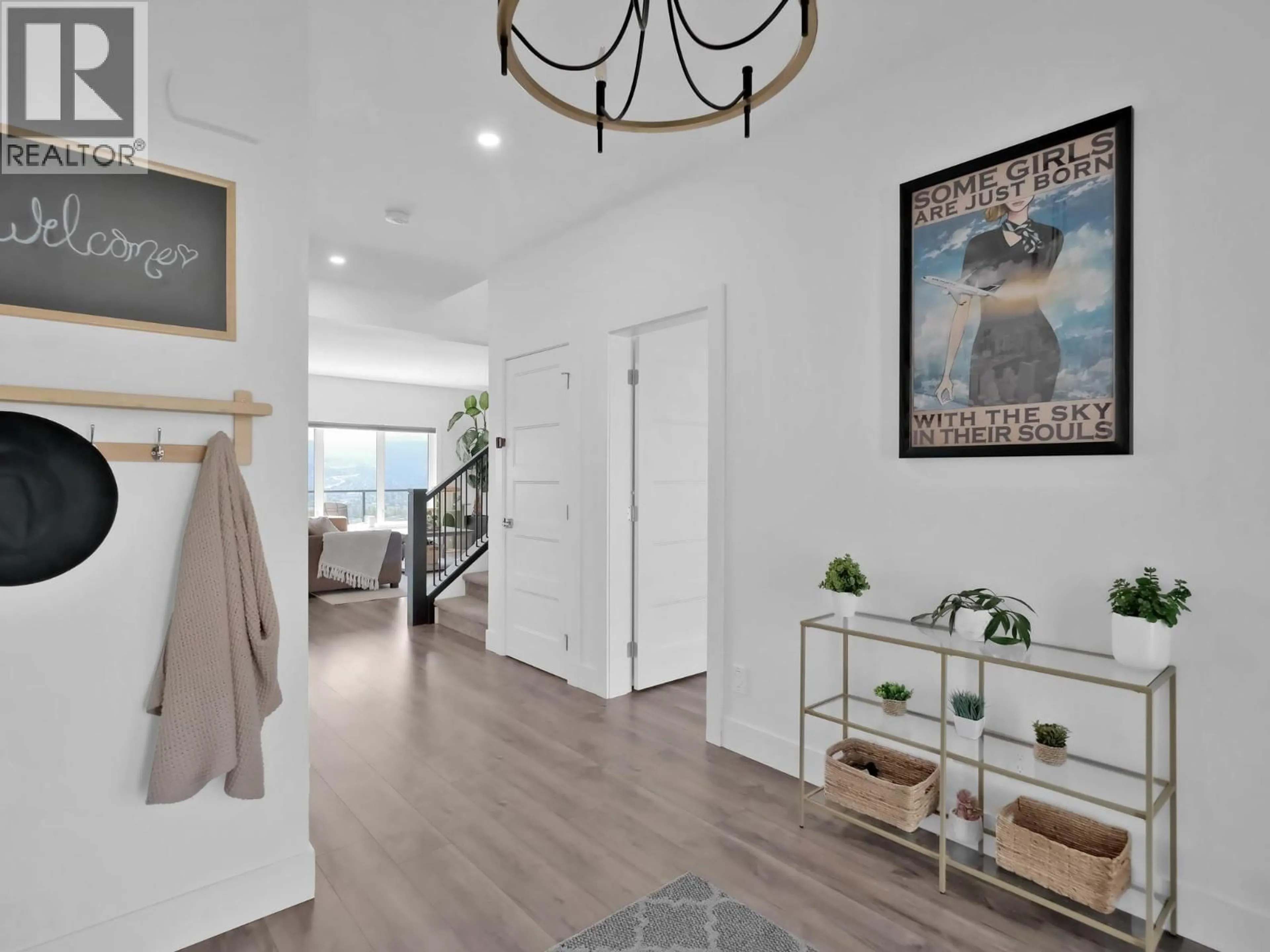 Indoor entryway for 767 ACADIA STREET, Kelowna British Columbia V1V0A8