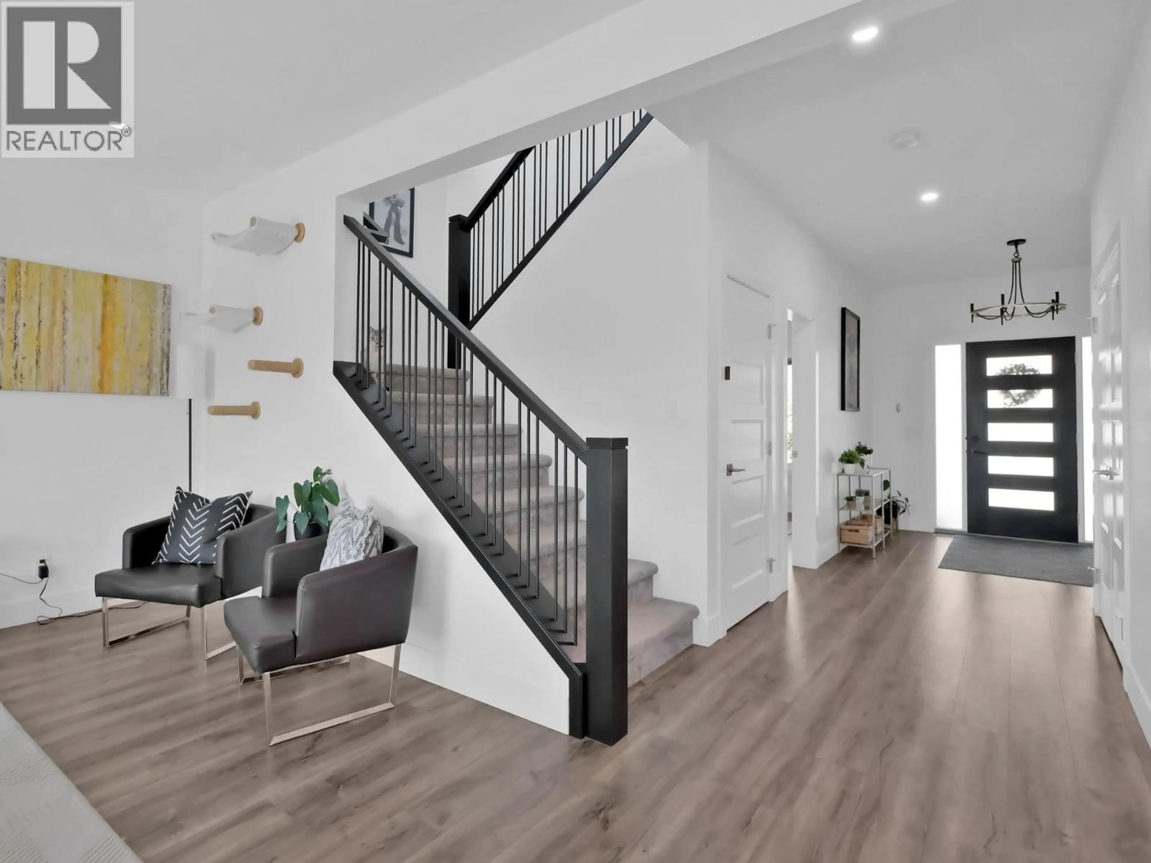Indoor entryway for 767 ACADIA STREET, Kelowna British Columbia V1V0A8