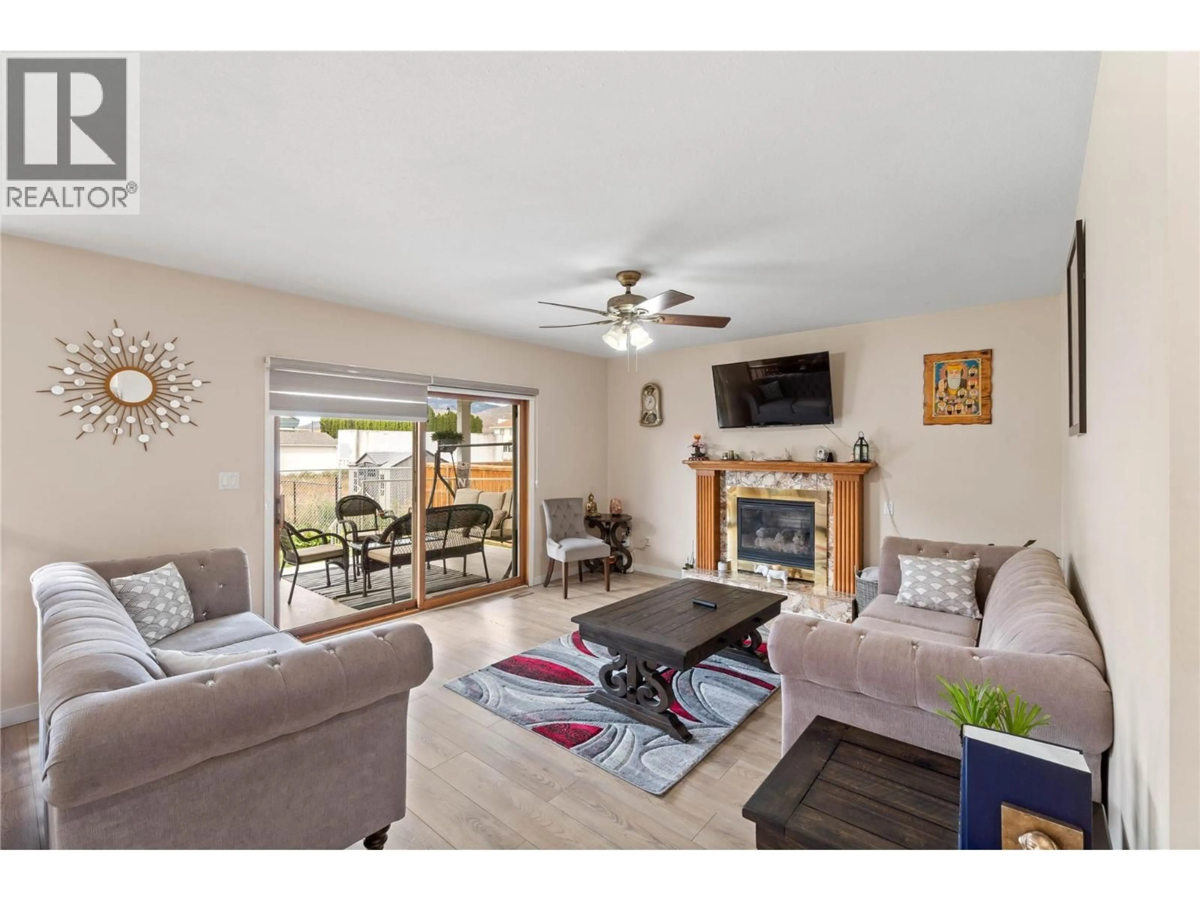 Living room with furniture, unknown for 864 NICOLANI DRIVE, Kamloops British Columbia V2B5B3