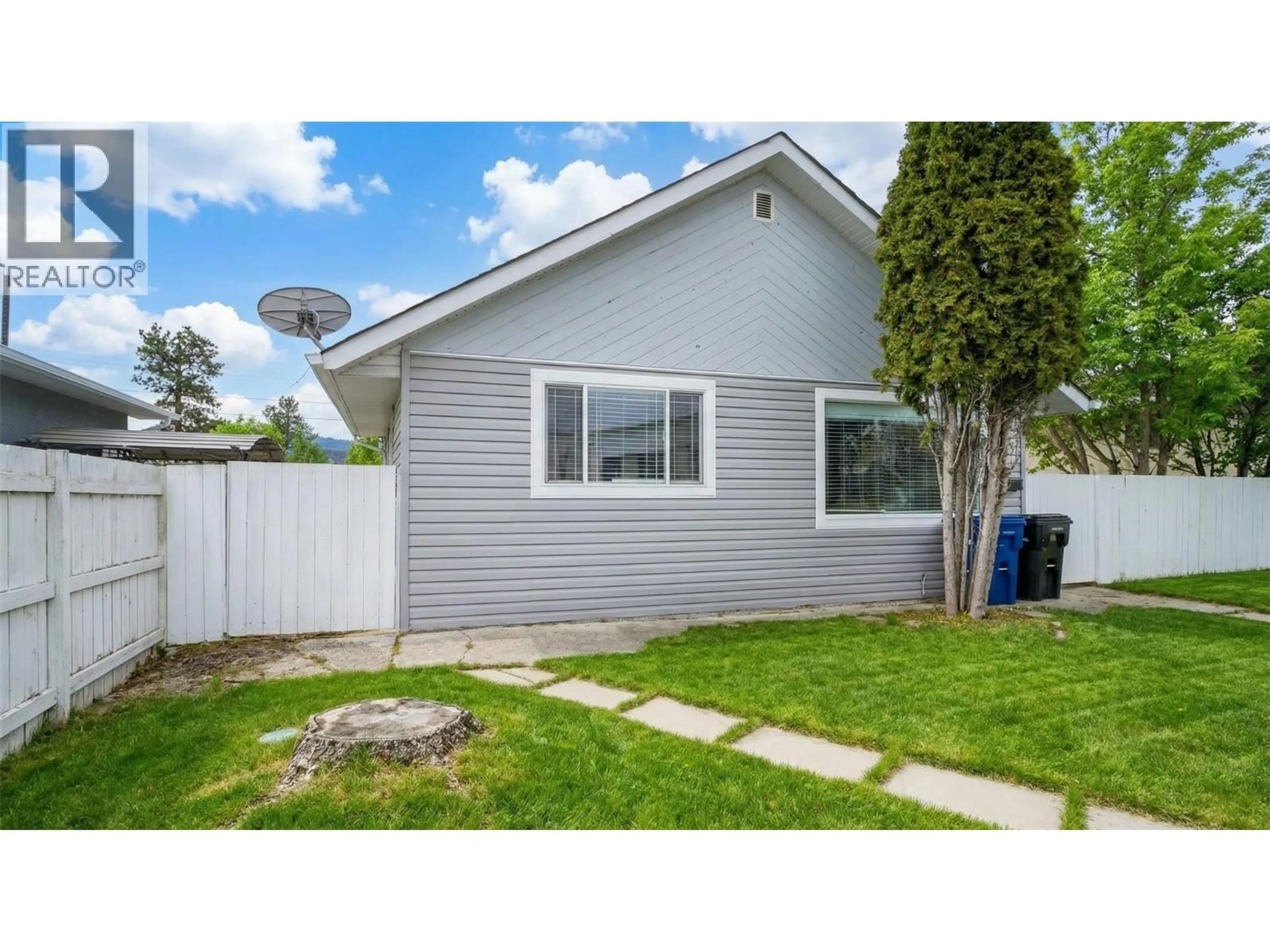 Home with vinyl exterior material, street for 1815 2ND STREET SOUTH, Cranbrook British Columbia V1C1C6