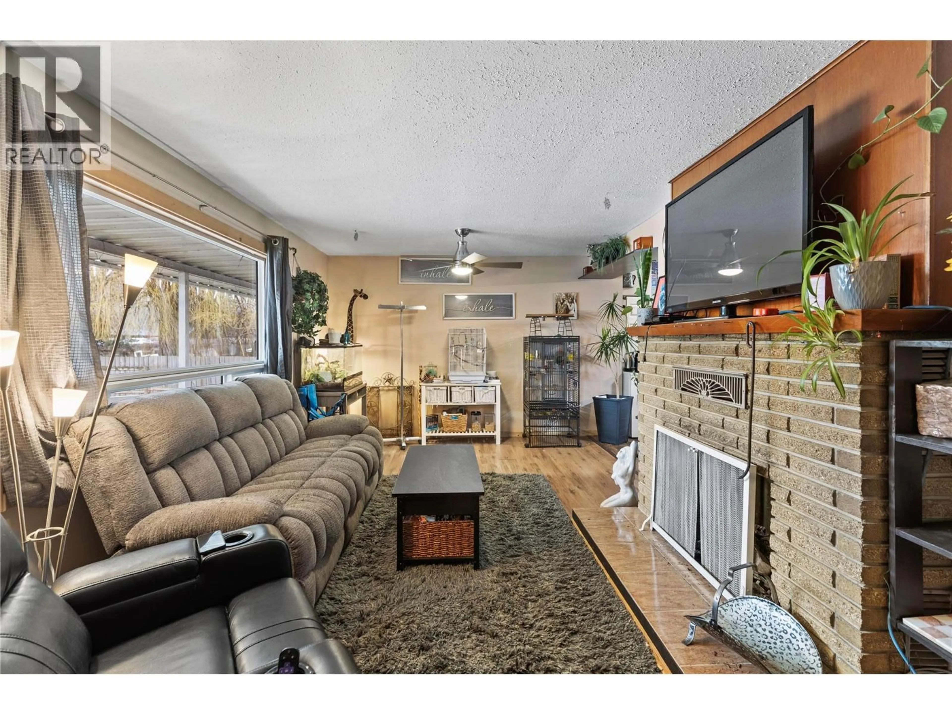 Living room with furniture, unknown for 4359 BORTHWICK AVENUE, Barriere British Columbia V0E1E0