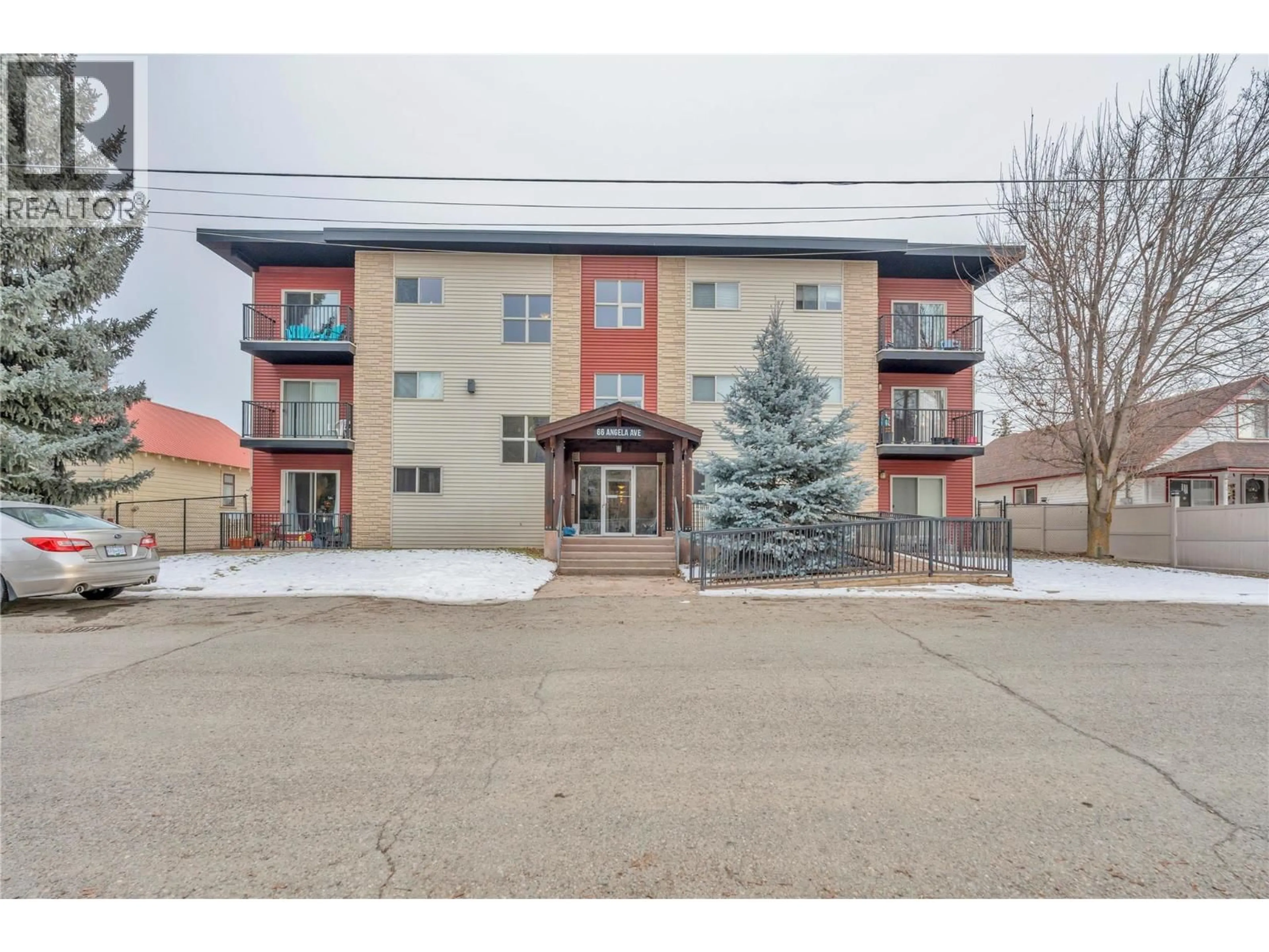 Indoor foyer for 203 - 66 ANGELA AVE OTHER, Princeton British Columbia V0X1W0