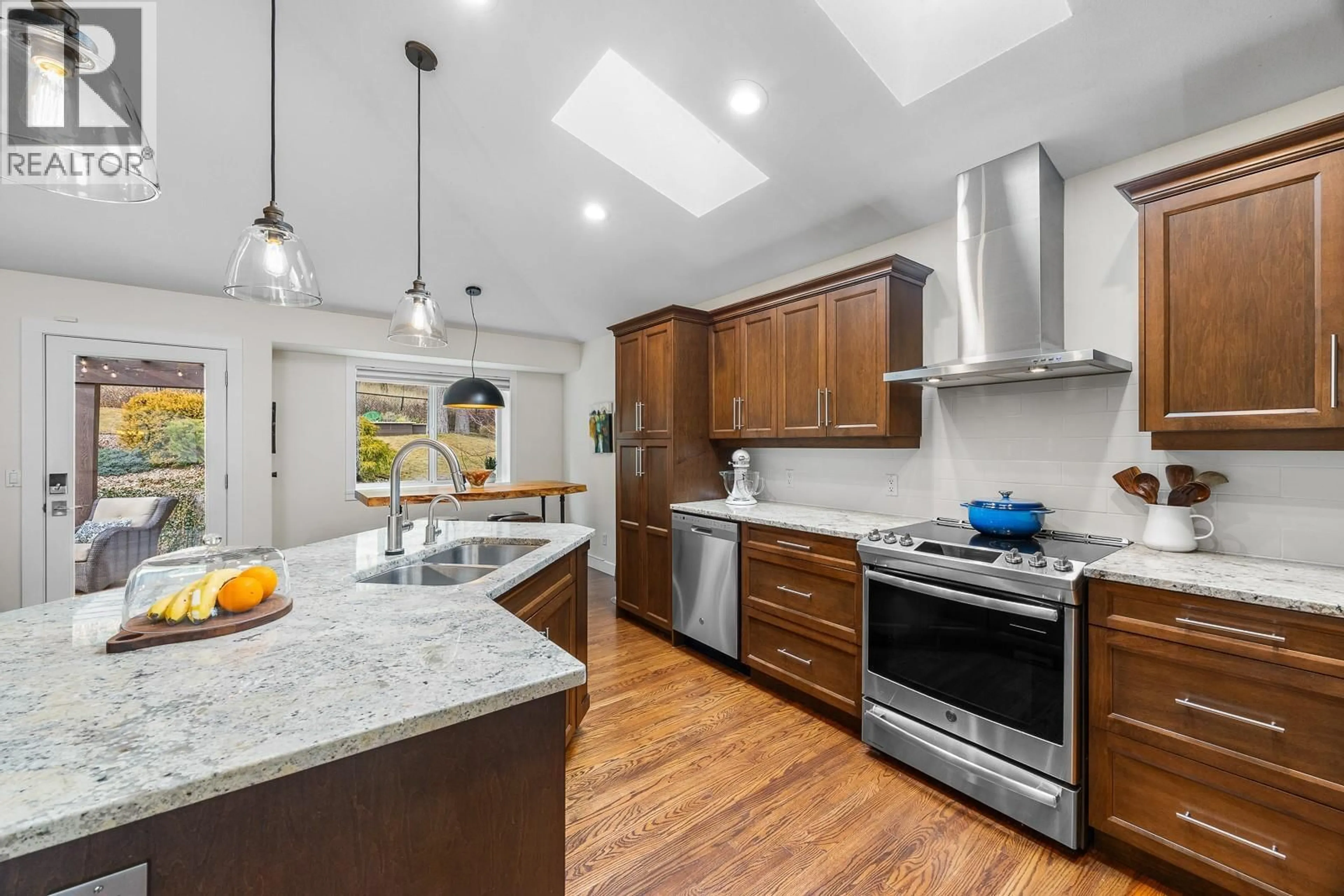 Open concept kitchen, ceramic/tile floor for 328 WOODPARK CRESCENT, Kelowna British Columbia V1V2L4