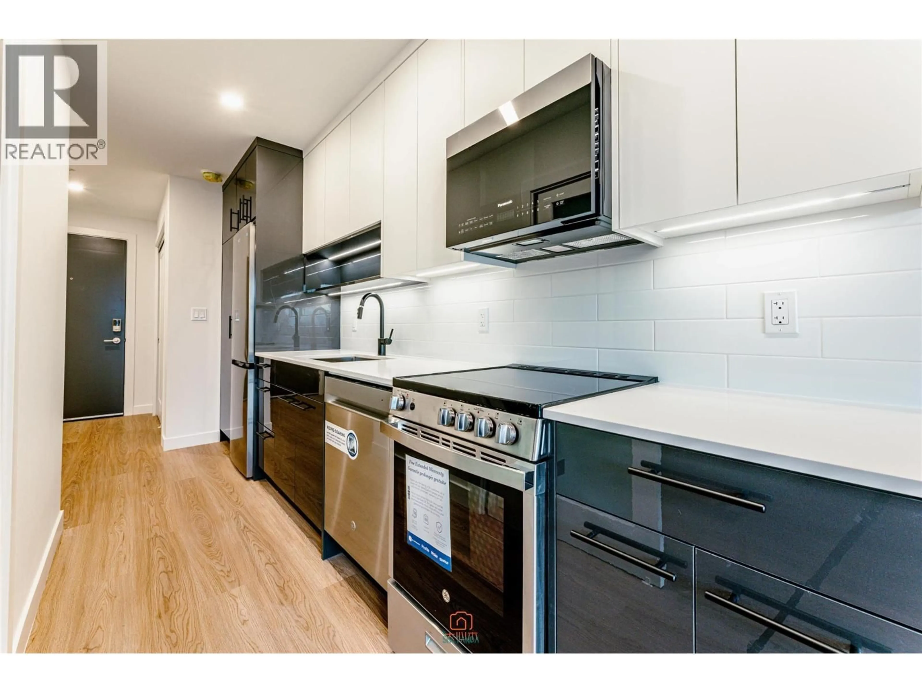 Standard kitchen, wood/laminate floor for 307 - 1350 PRIDHAM AVENUE, Kelowna British Columbia V1Y0P7
