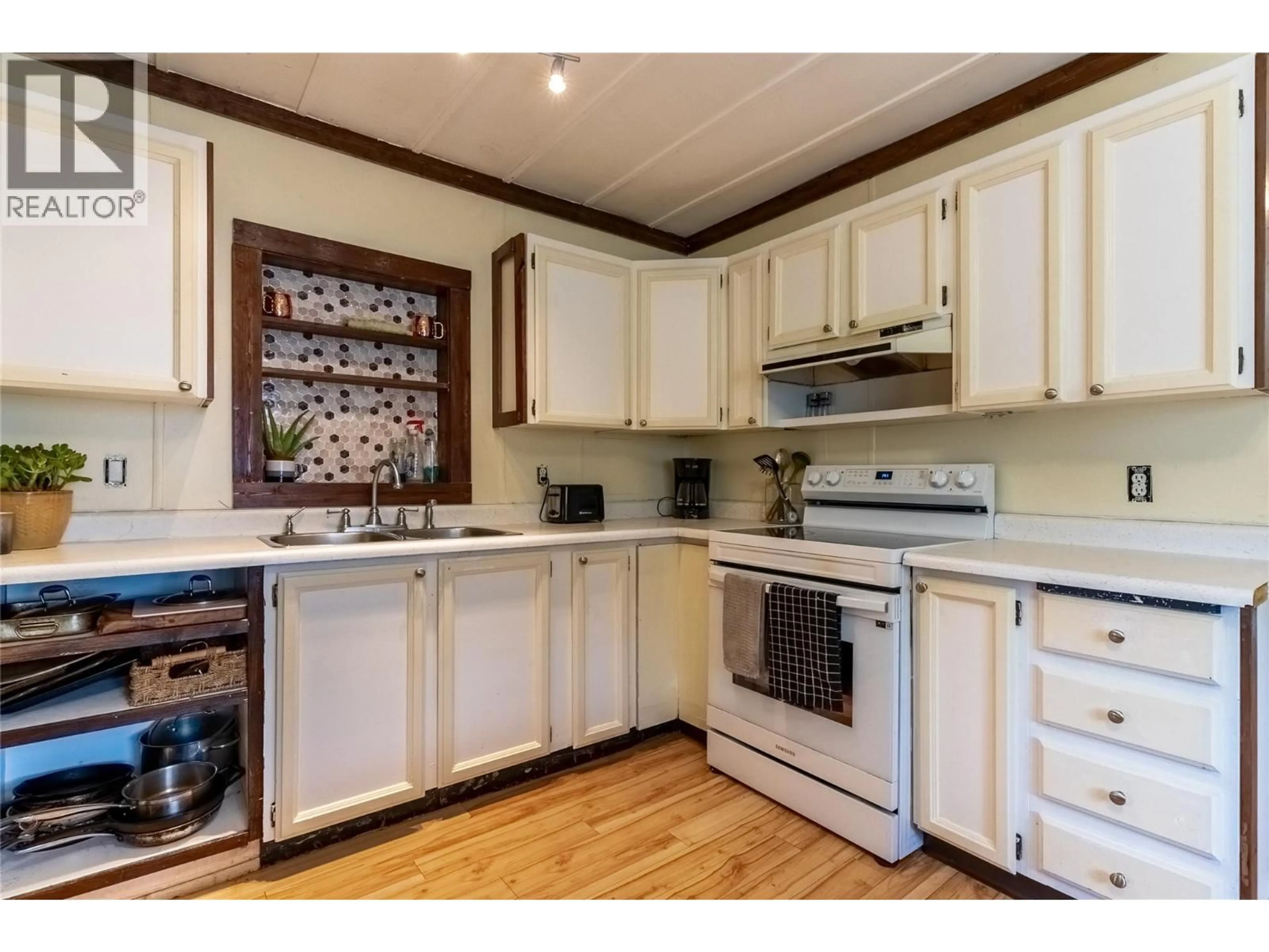 Standard kitchen, wood/laminate floor for 34 EDWARD STREET, Kamloops British Columbia V2B4G1