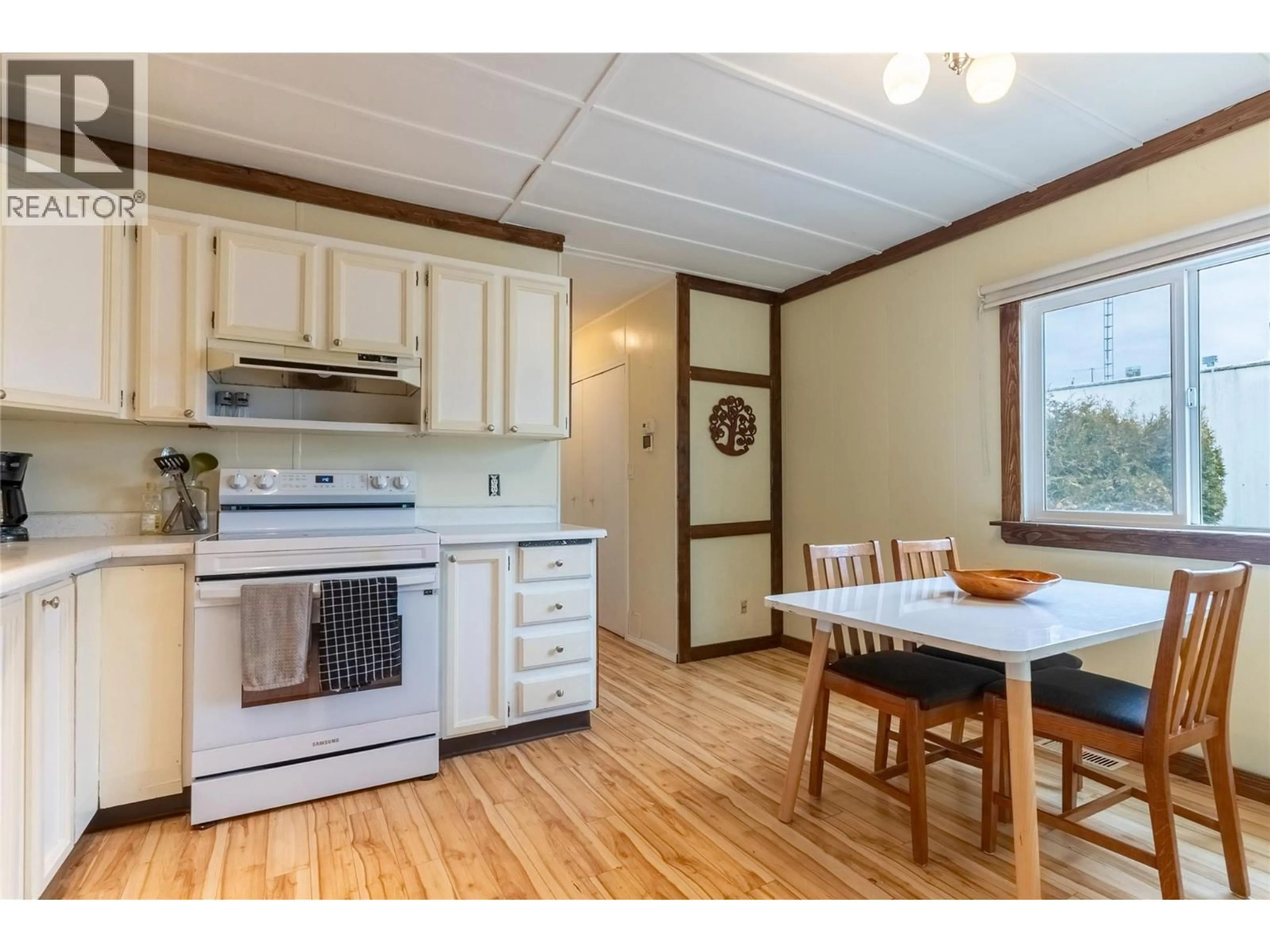 Standard kitchen, wood/laminate floor for 34 EDWARD STREET, Kamloops British Columbia V2B4G1