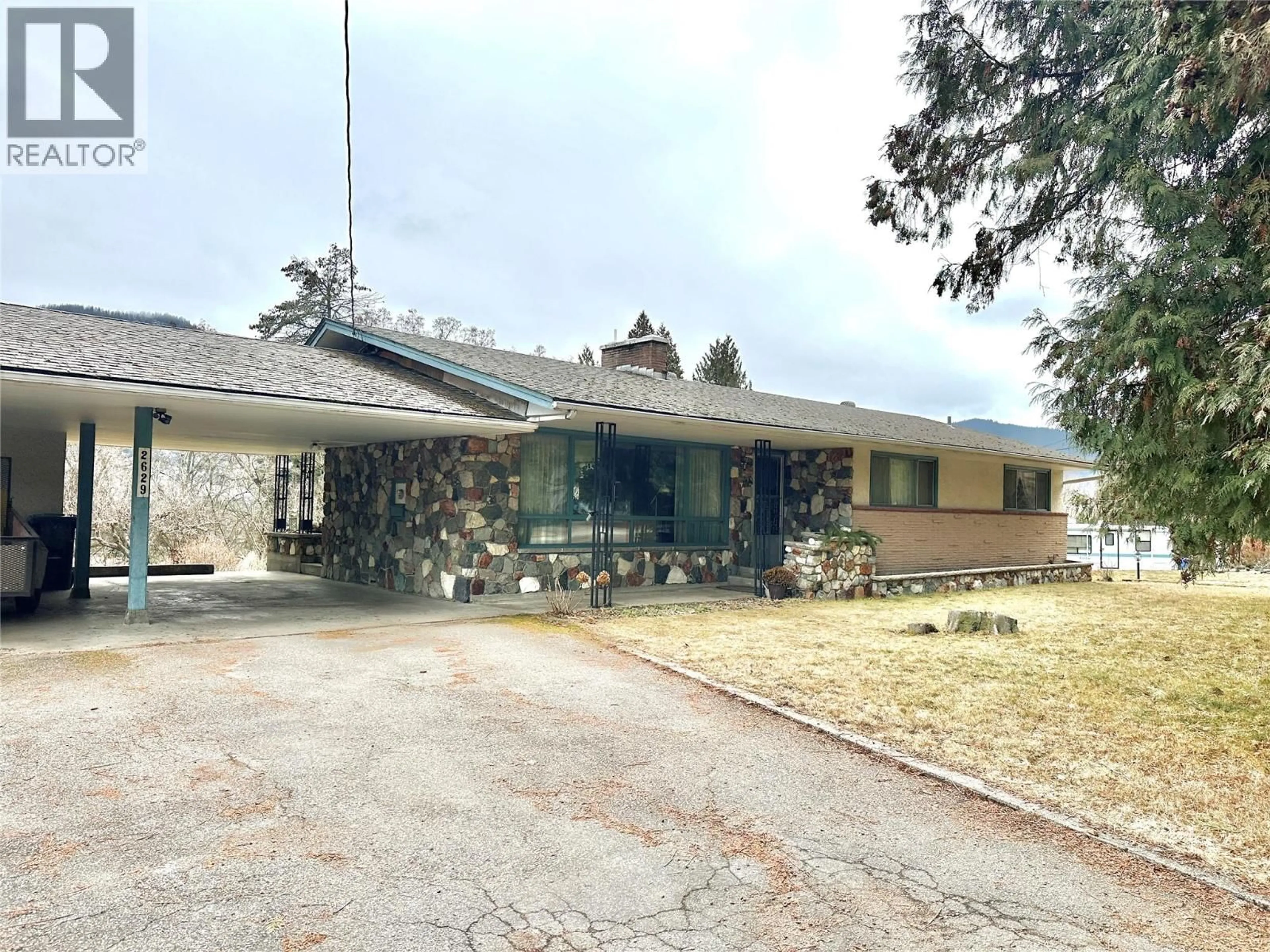 A pic from outside/outdoor area/front of a property/back of a property/a pic from drone, unknown for 2629 9TH AVENUE, Castlegar British Columbia V1N2Y9