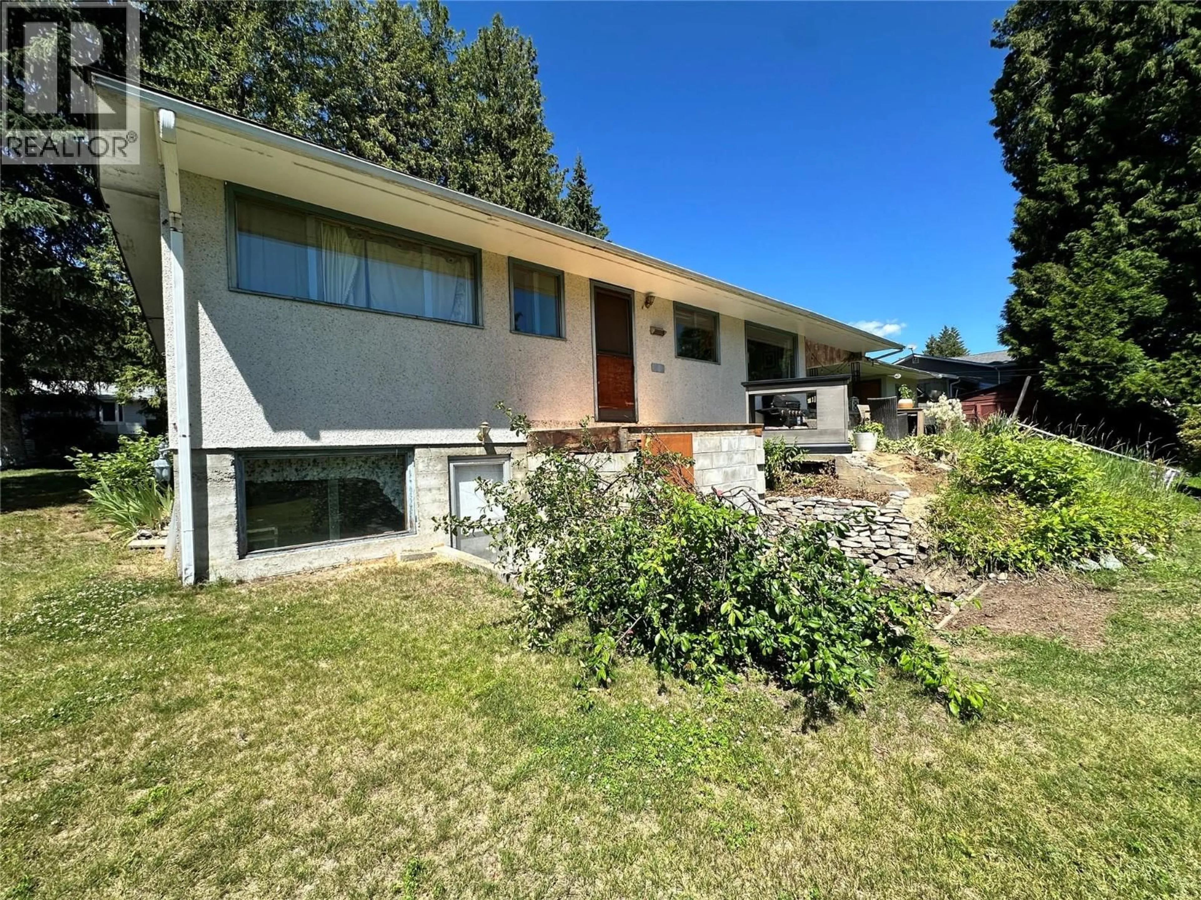 Home with vinyl exterior material, street for 2629 9TH AVENUE, Castlegar British Columbia V1N2Y9