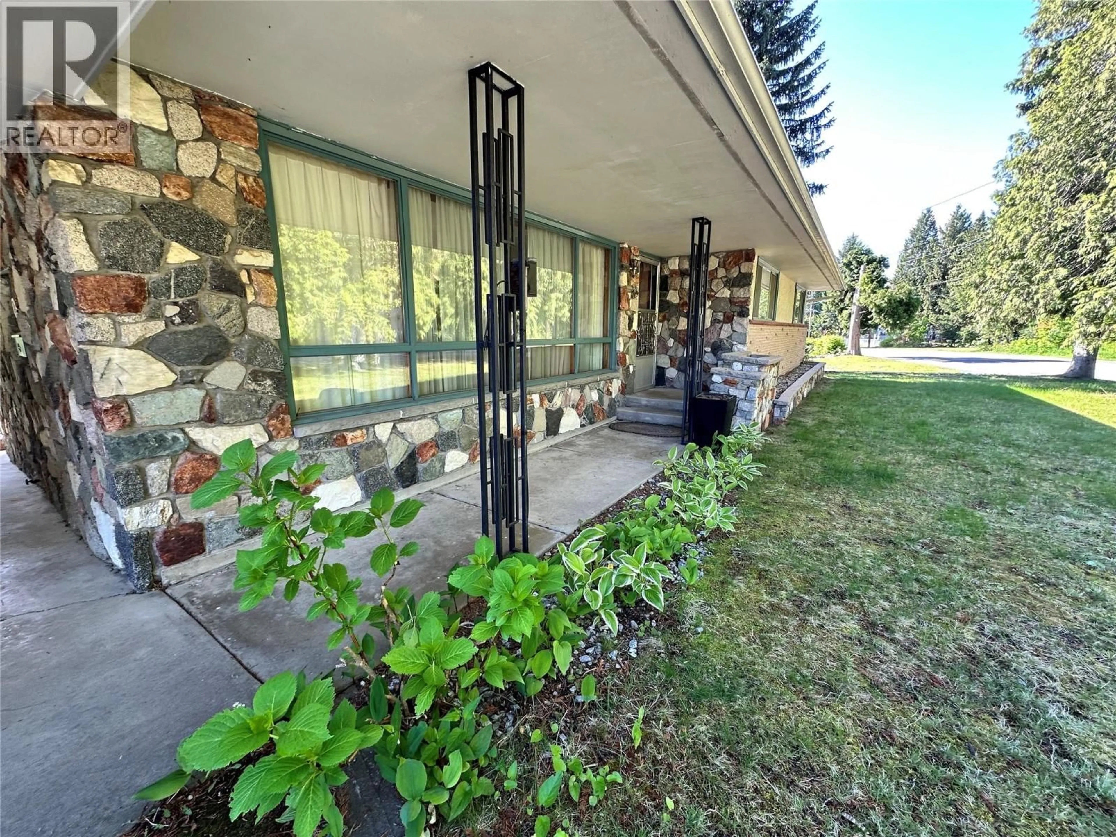 Patio, mountain view for 2629 9TH AVENUE, Castlegar British Columbia V1N2Y9