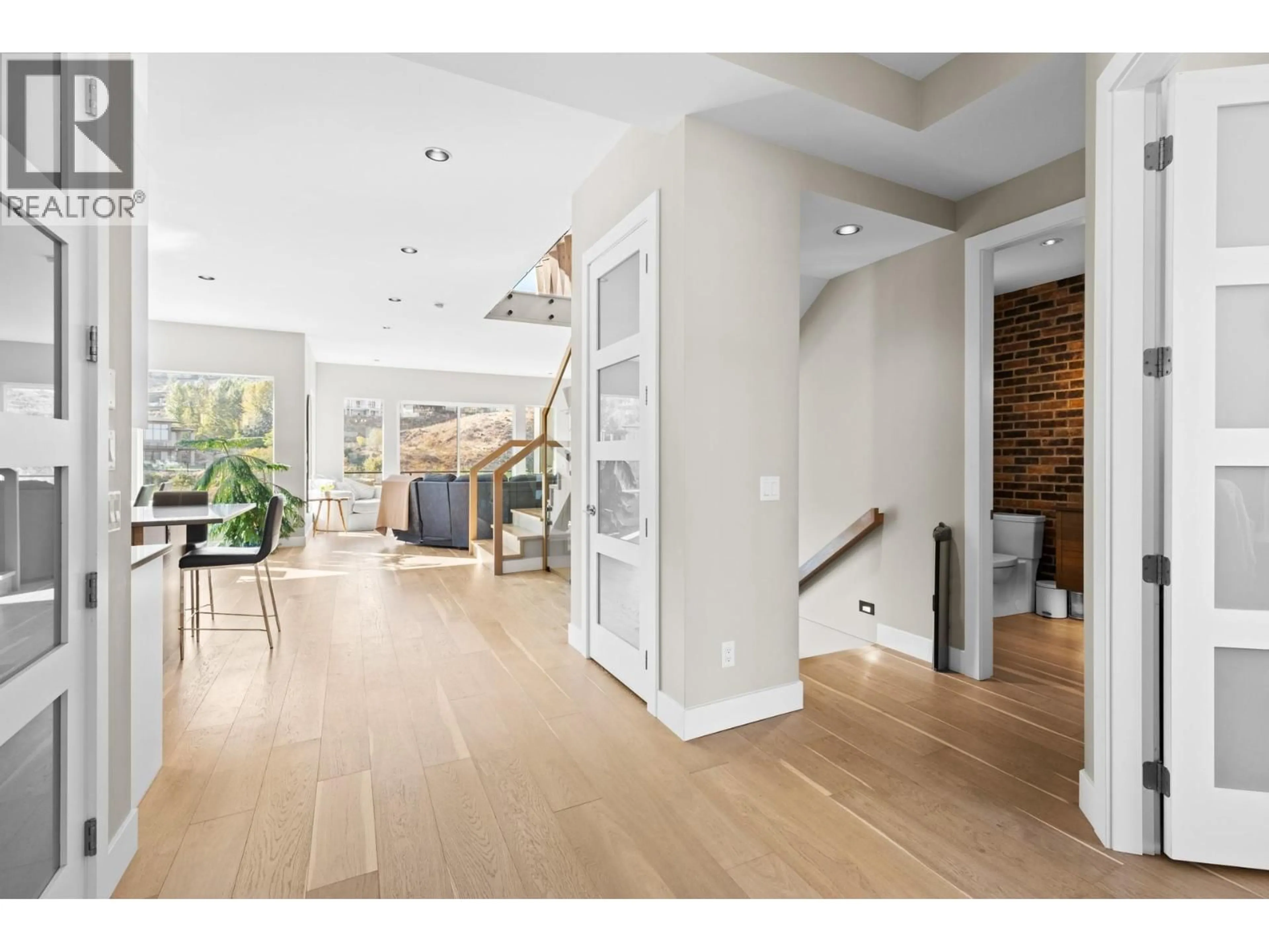 Indoor entryway for 465 SWAN DRIVE, Kelowna British Columbia V1W5L9