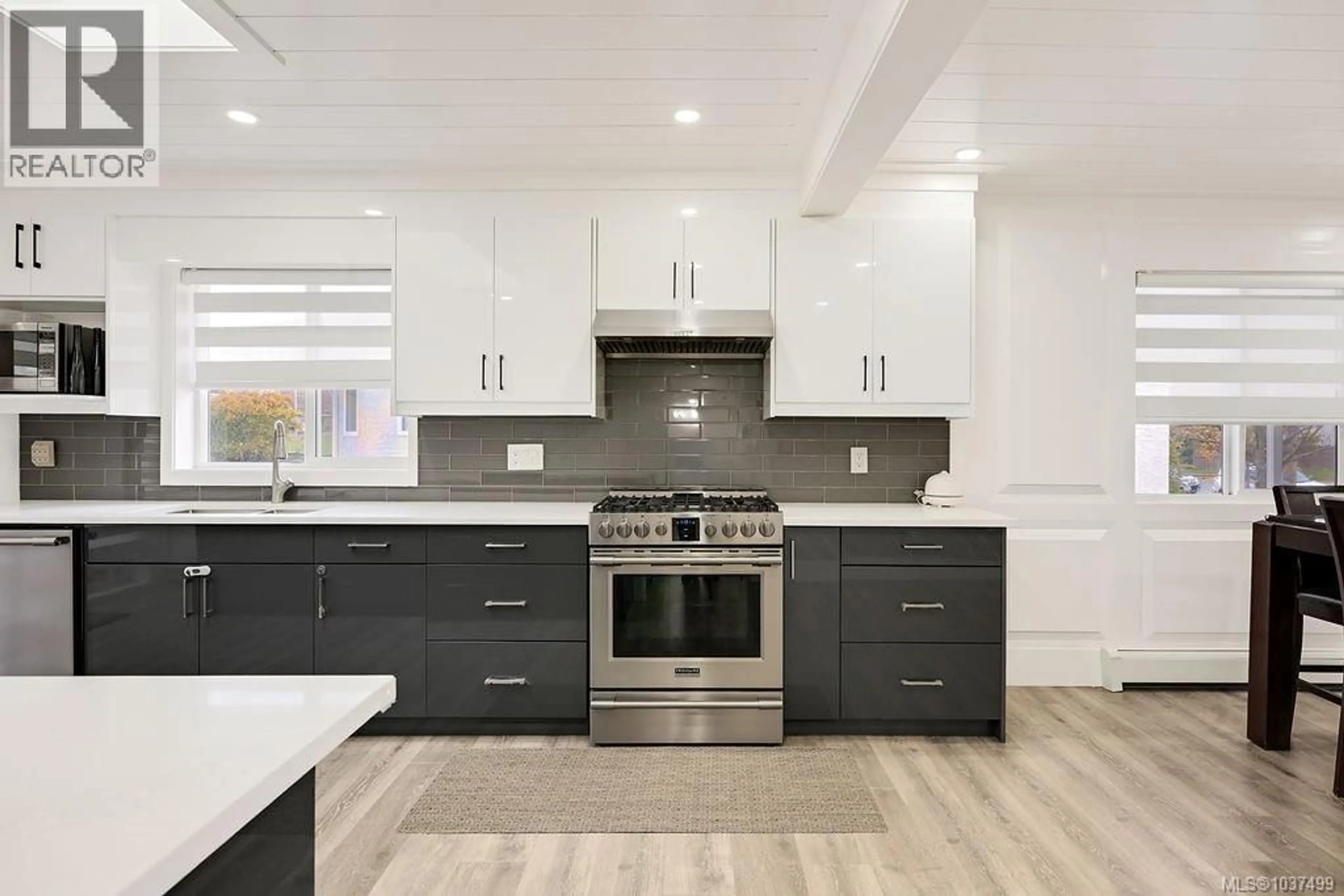 Contemporary kitchen, unknown for 2710 VICTOR STREET, Victoria British Columbia V8R4E4