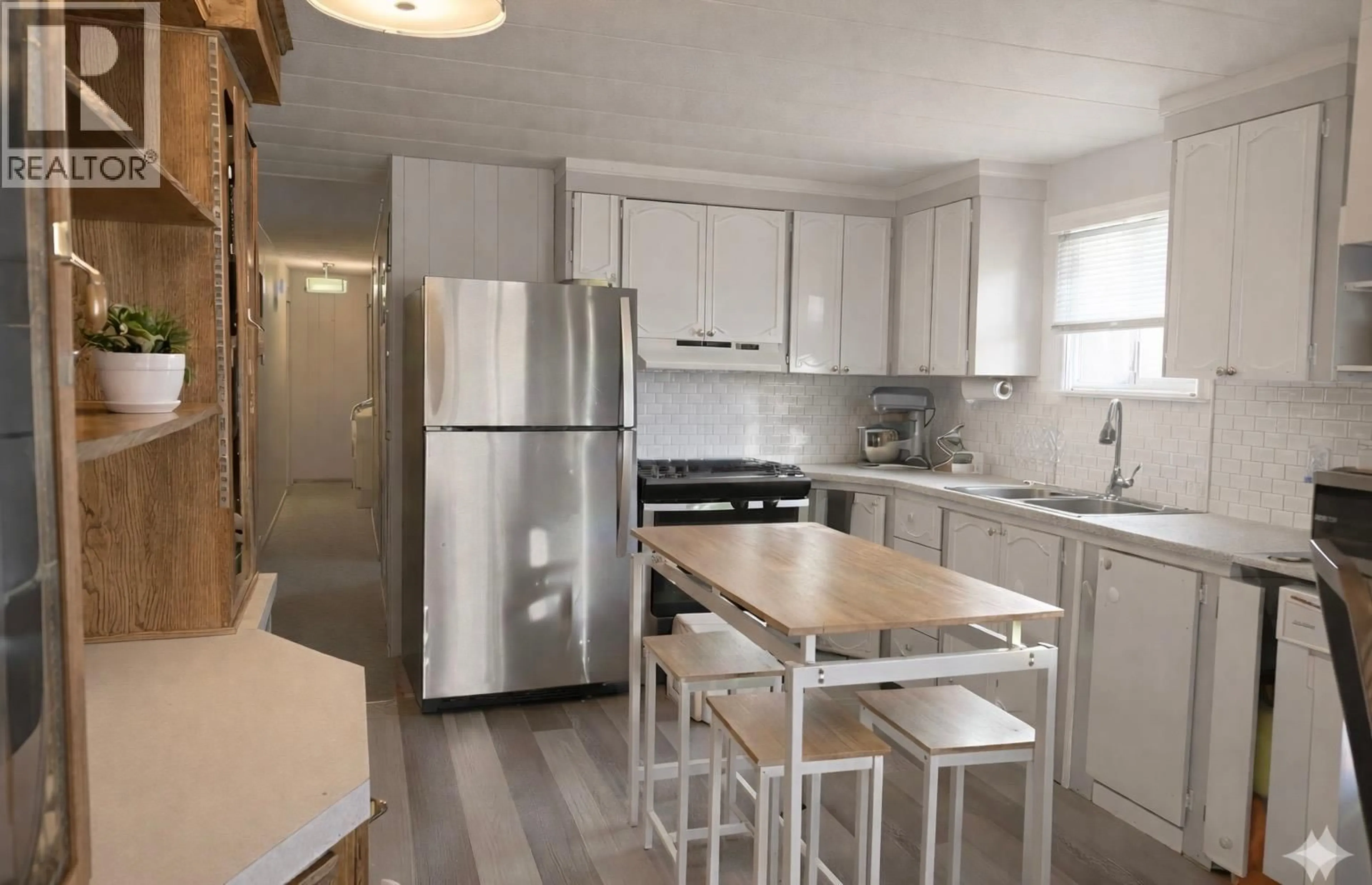 Open concept kitchen, wood/laminate floor for 31 - 3245 PARIS STREET, Penticton British Columbia V2A3T9