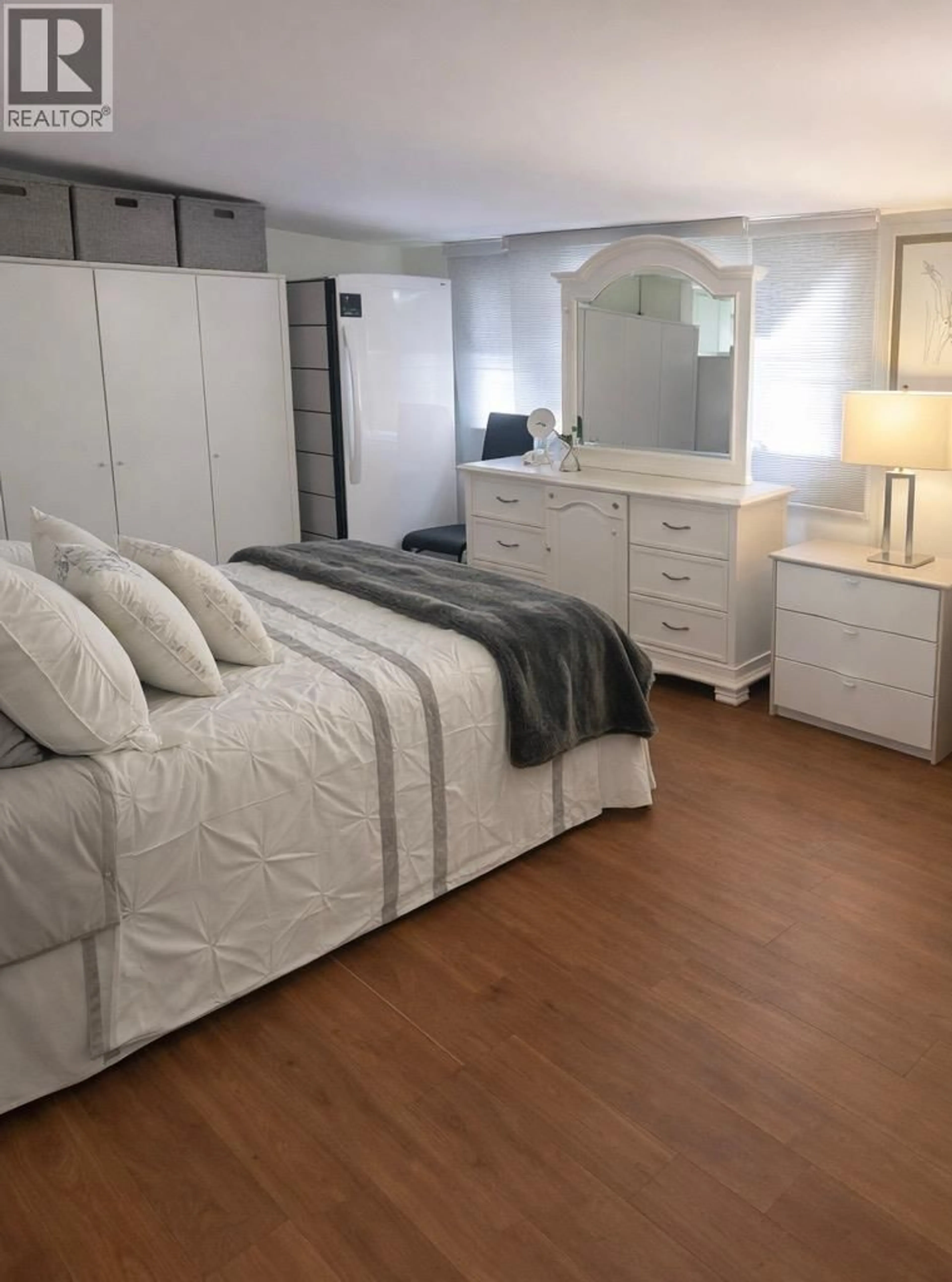 Bedroom with bed, wood/laminate floor for 31 - 3245 PARIS STREET, Penticton British Columbia V2A3T9