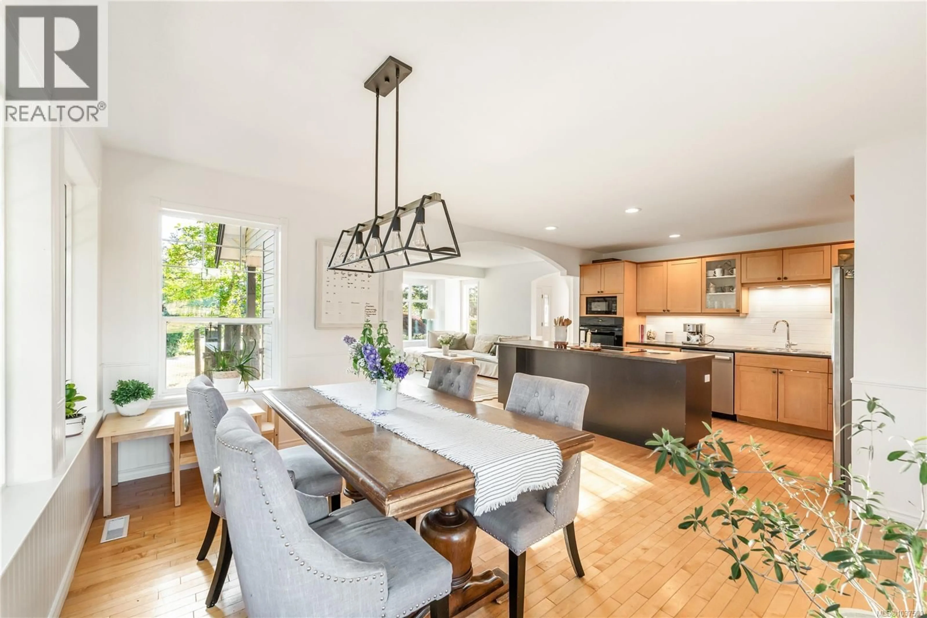 Open concept kitchen, wood/laminate floor for 1940 EMMA WAY, Nanaimo British Columbia V9X1H4