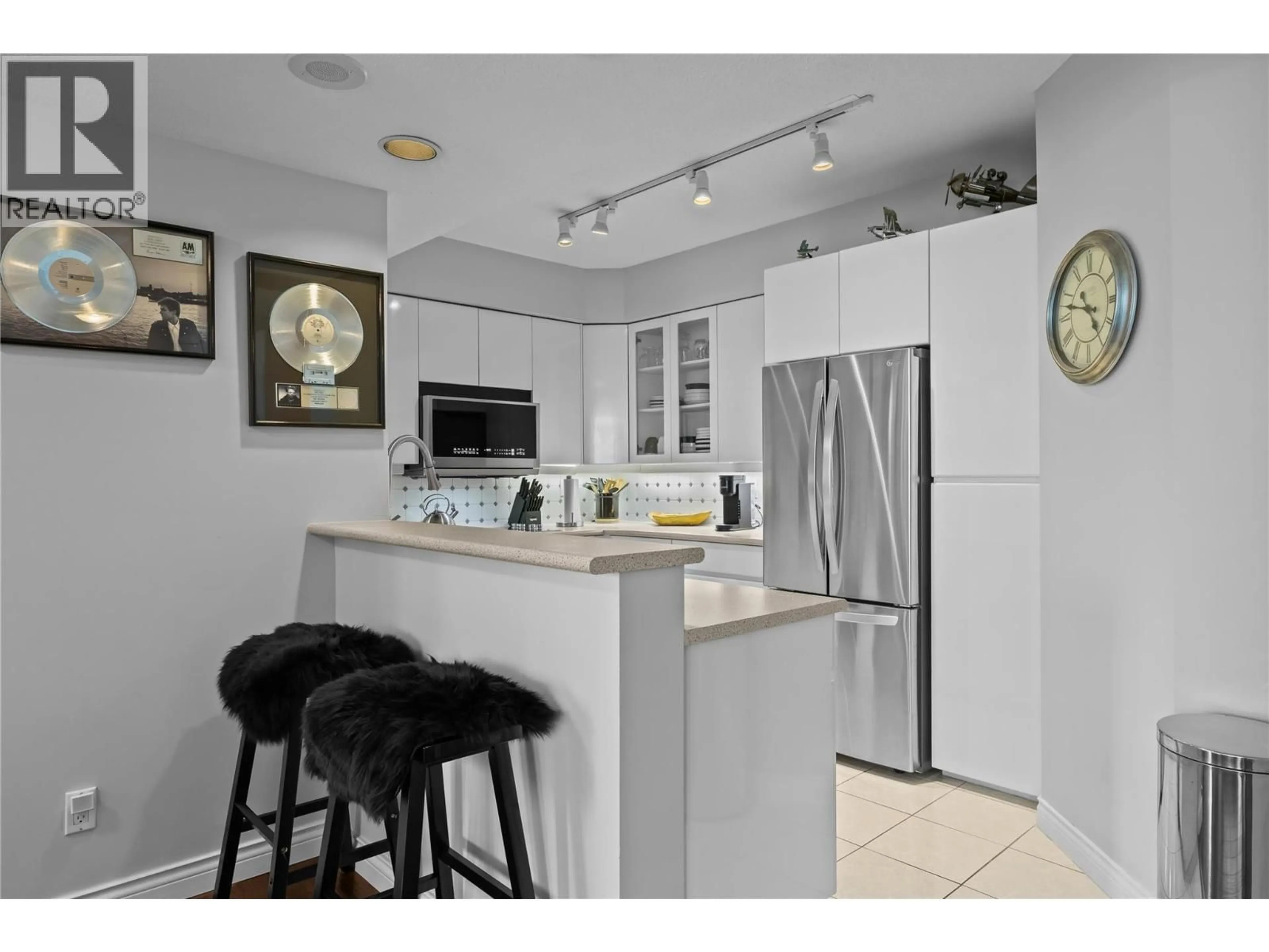 Open concept kitchen, ceramic/tile floor for 706 - 1152 SUNSET DRIVE, Kelowna British Columbia V1Y9R7