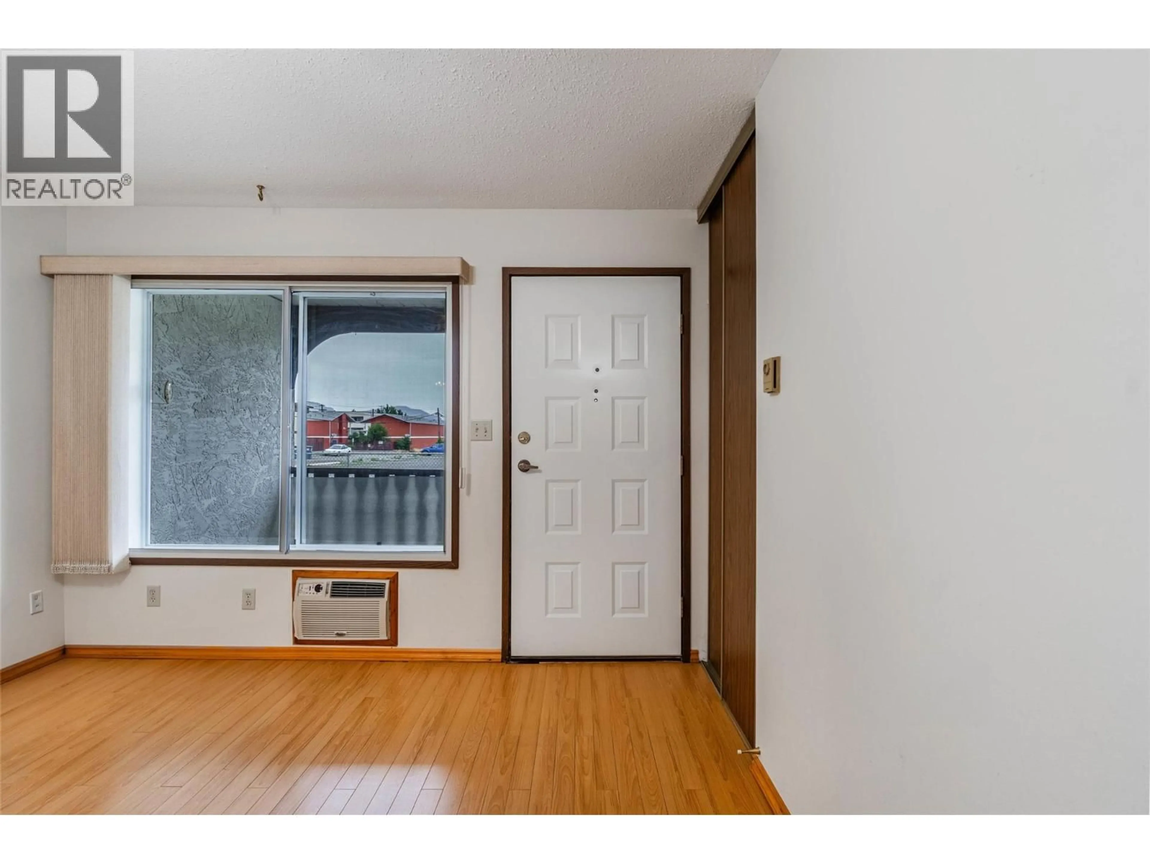Indoor entryway for 3 - 5862 AIRPORT STREET, Oliver British Columbia V0H1T0