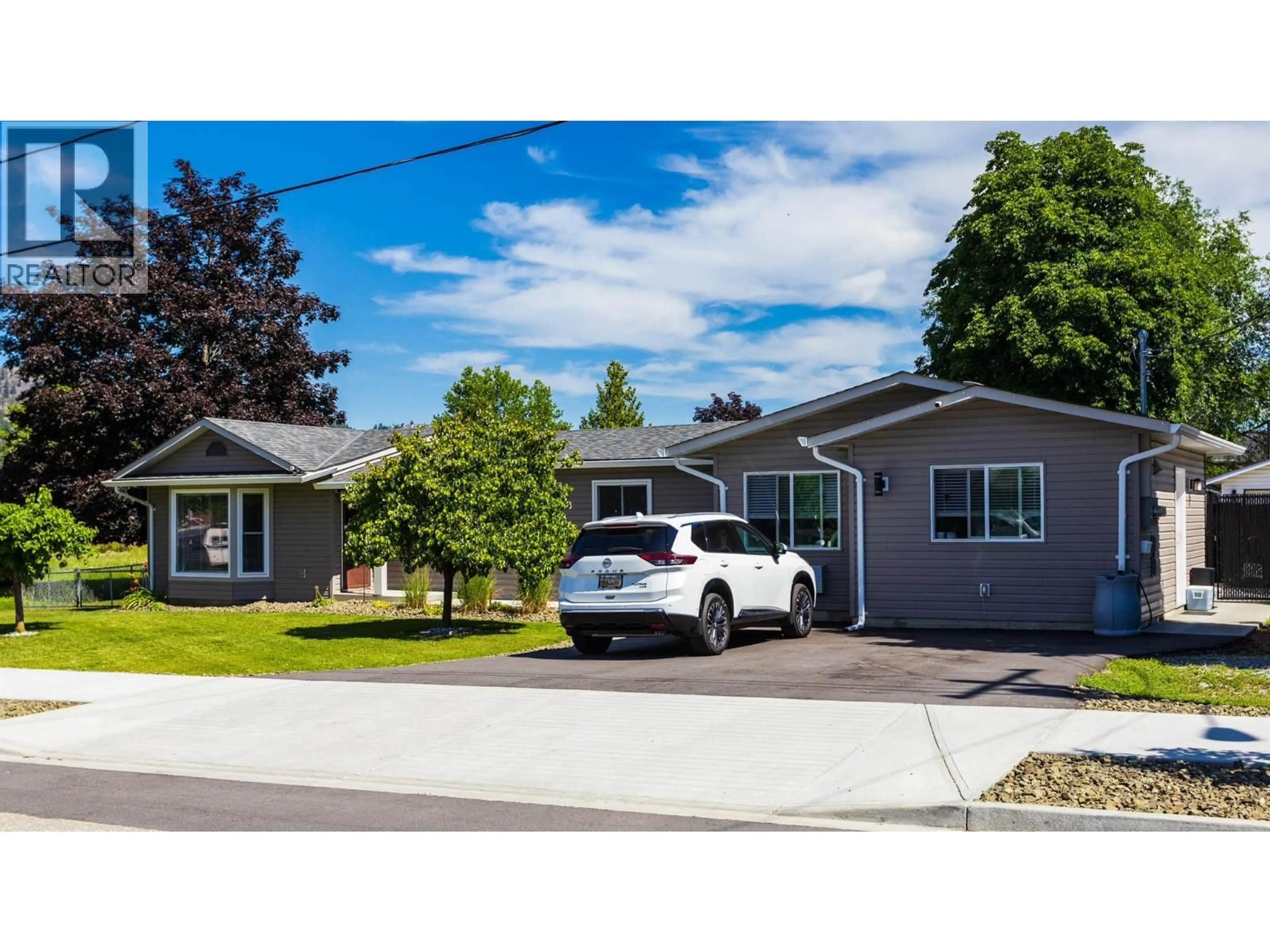 Home with vinyl exterior material, street for 1490 CORNWALL ROAD, Kelowna British Columbia V1X1N9