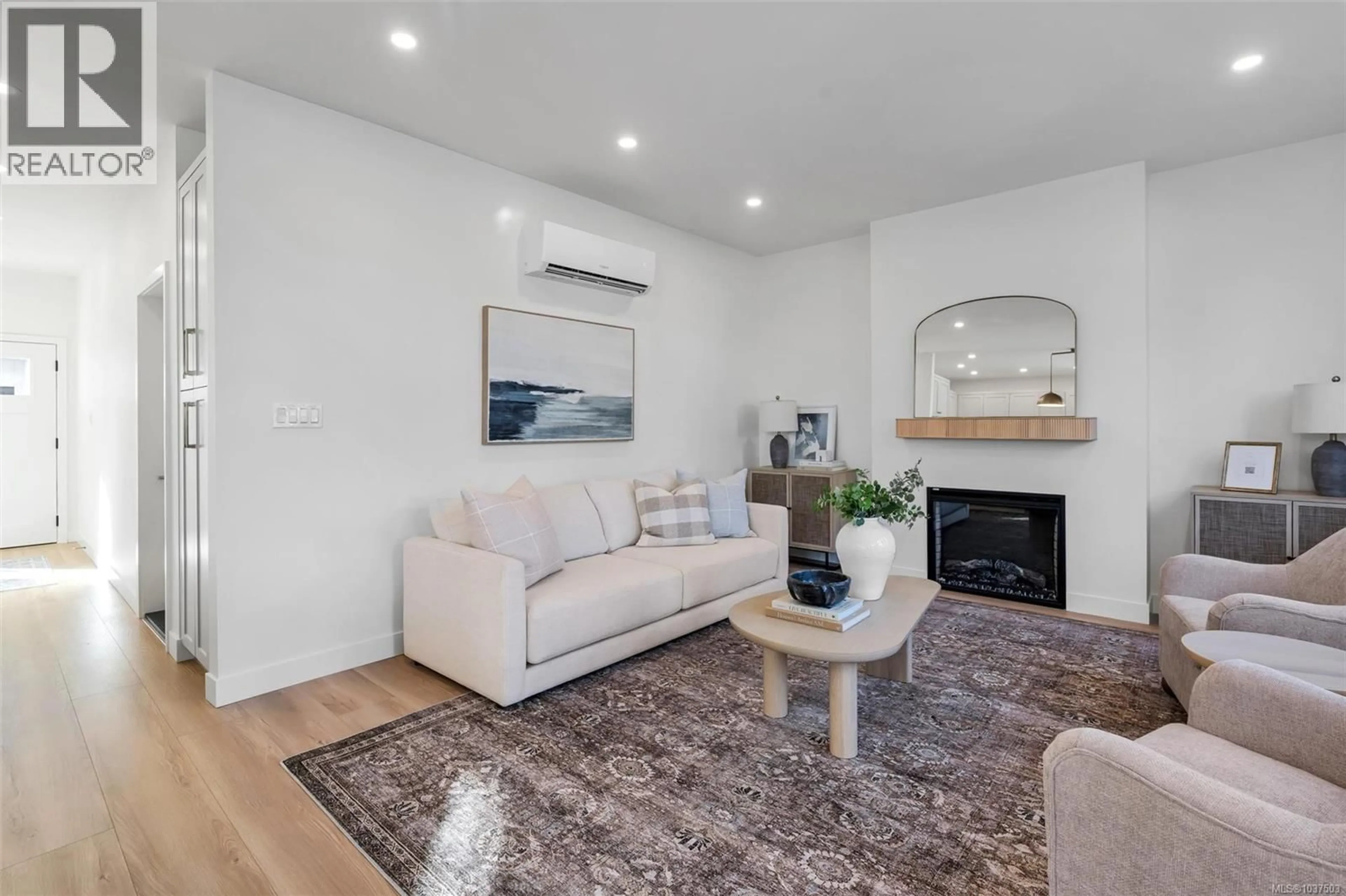 Living room with furniture, unknown for 3 - 1255 DUNSTERVILLE AVENUE, Saanich British Columbia V8Z2W9