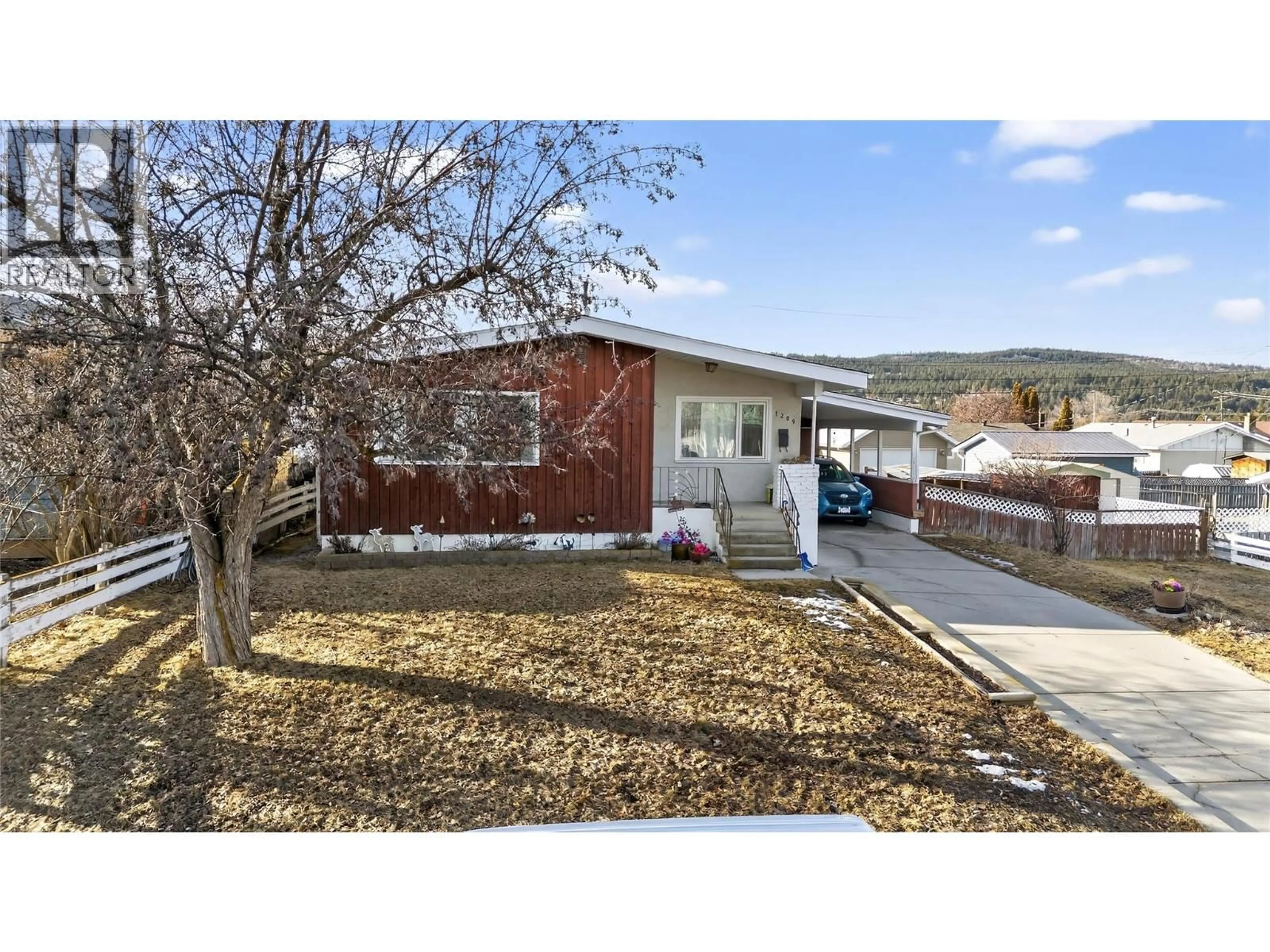 Home with vinyl exterior material, street for 1209 3RD AVENUE SOUTH, Cranbrook British Columbia V1C2C7