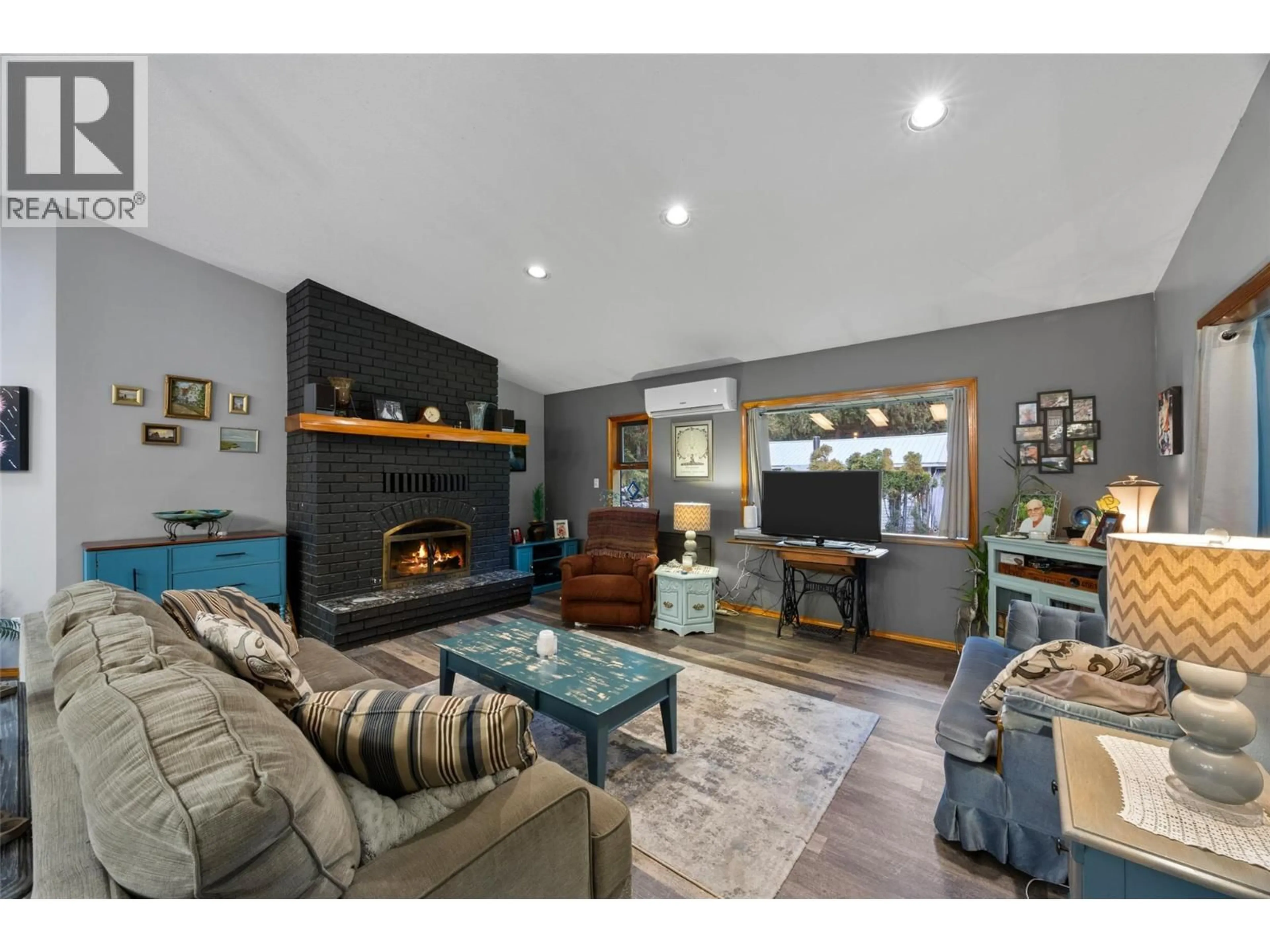 Living room with furniture, unknown for 4061 SANTA ROAD, Scotch Creek British Columbia V0E1M5