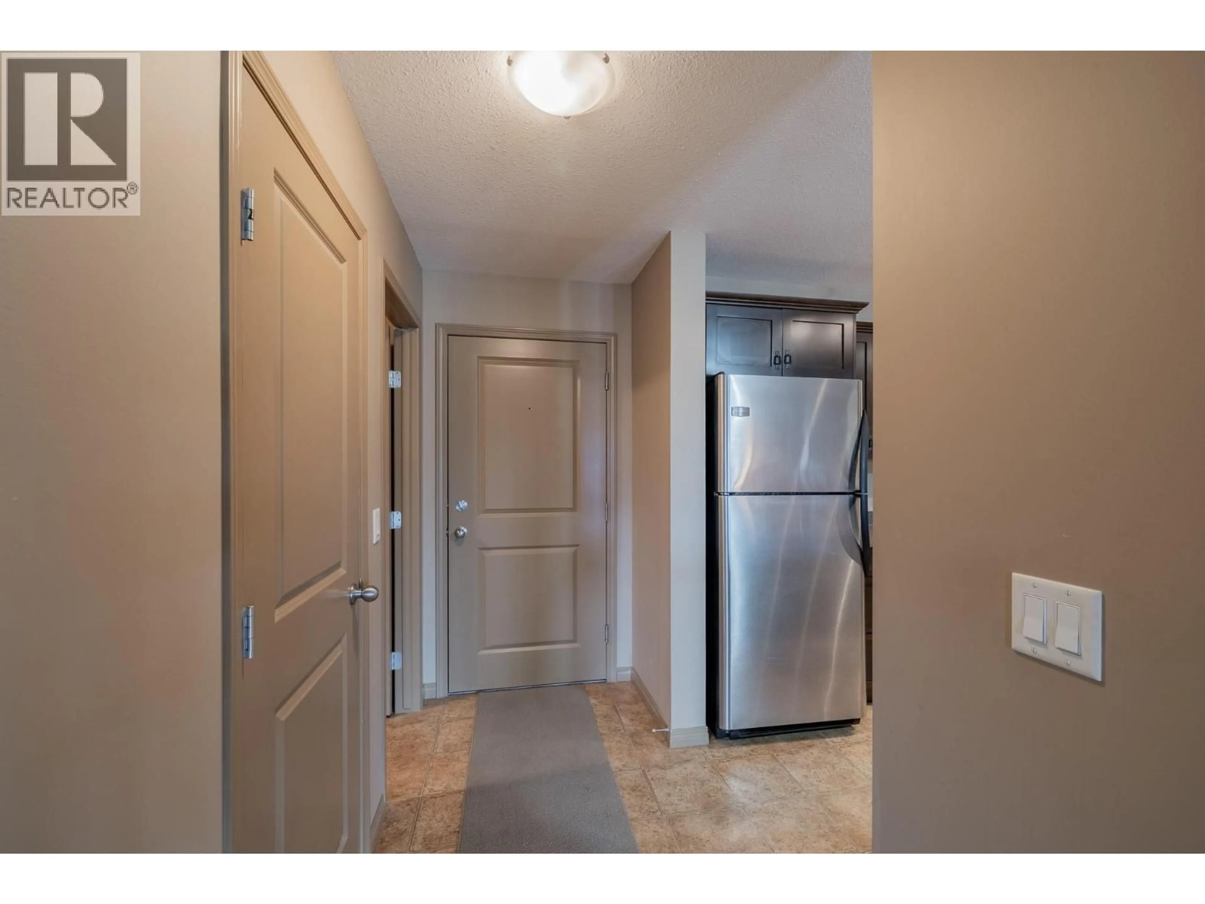 Indoor entryway for 307 - 4874 STANLEY STREET, Radium Hot Springs British Columbia V0A1M0