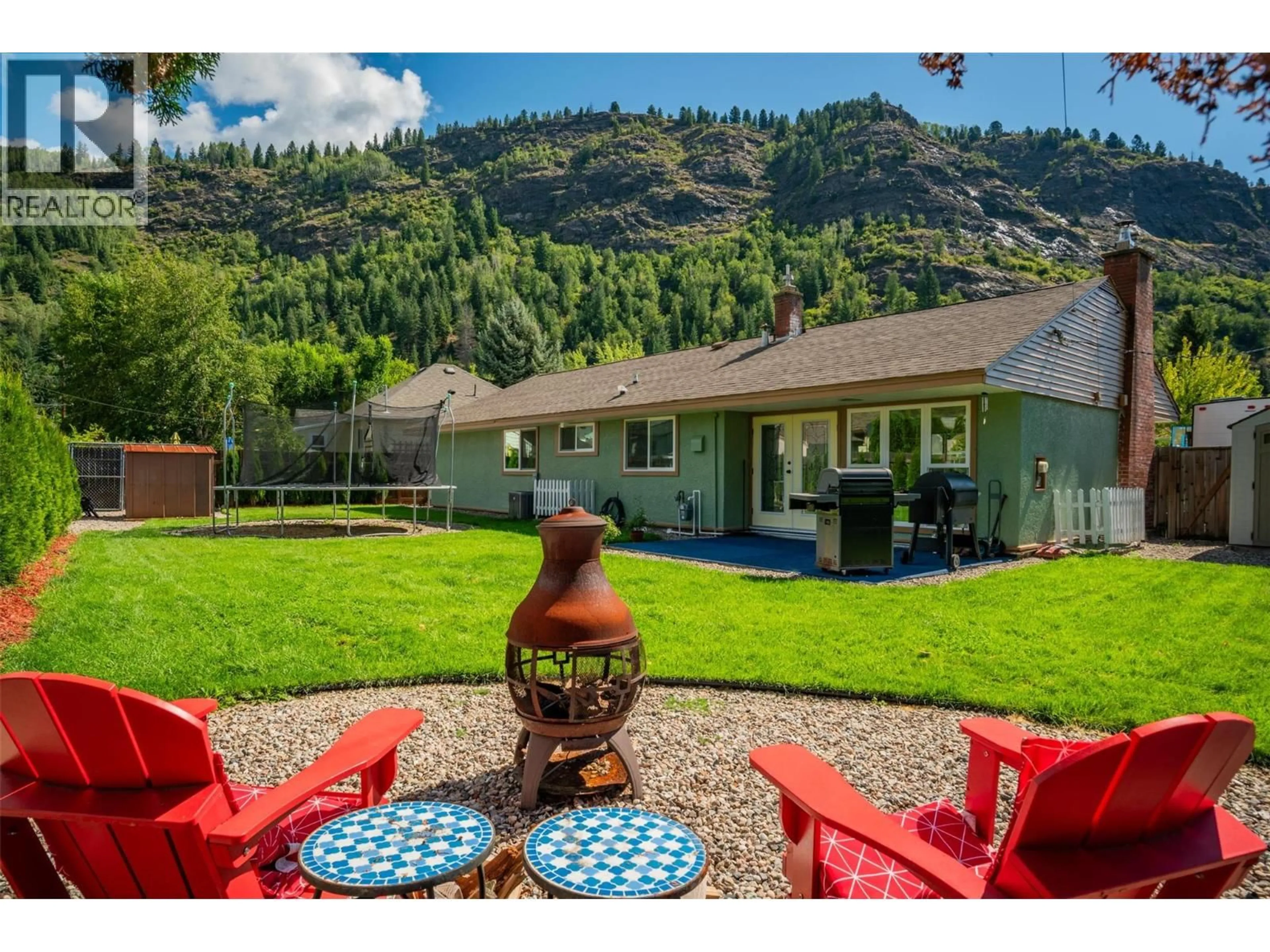 Patio, unknown for 301 SYLVIA CRESCENT, Trail British Columbia V1R1A4