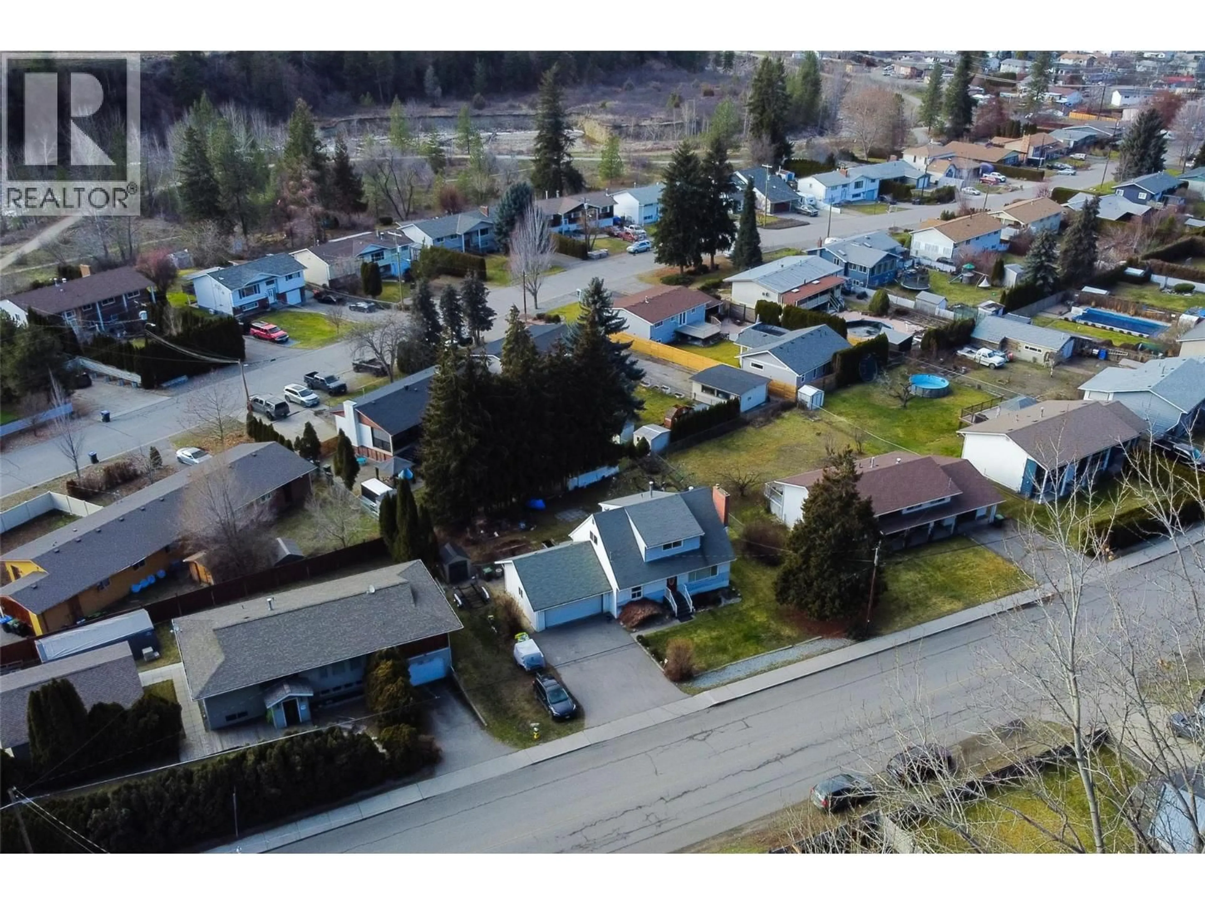 A pic from outside/outdoor area/front of a property/back of a property/a pic from drone, street for 1710 HOLLYWOOD ROAD SOUTH, Kelowna British Columbia V1X4P3
