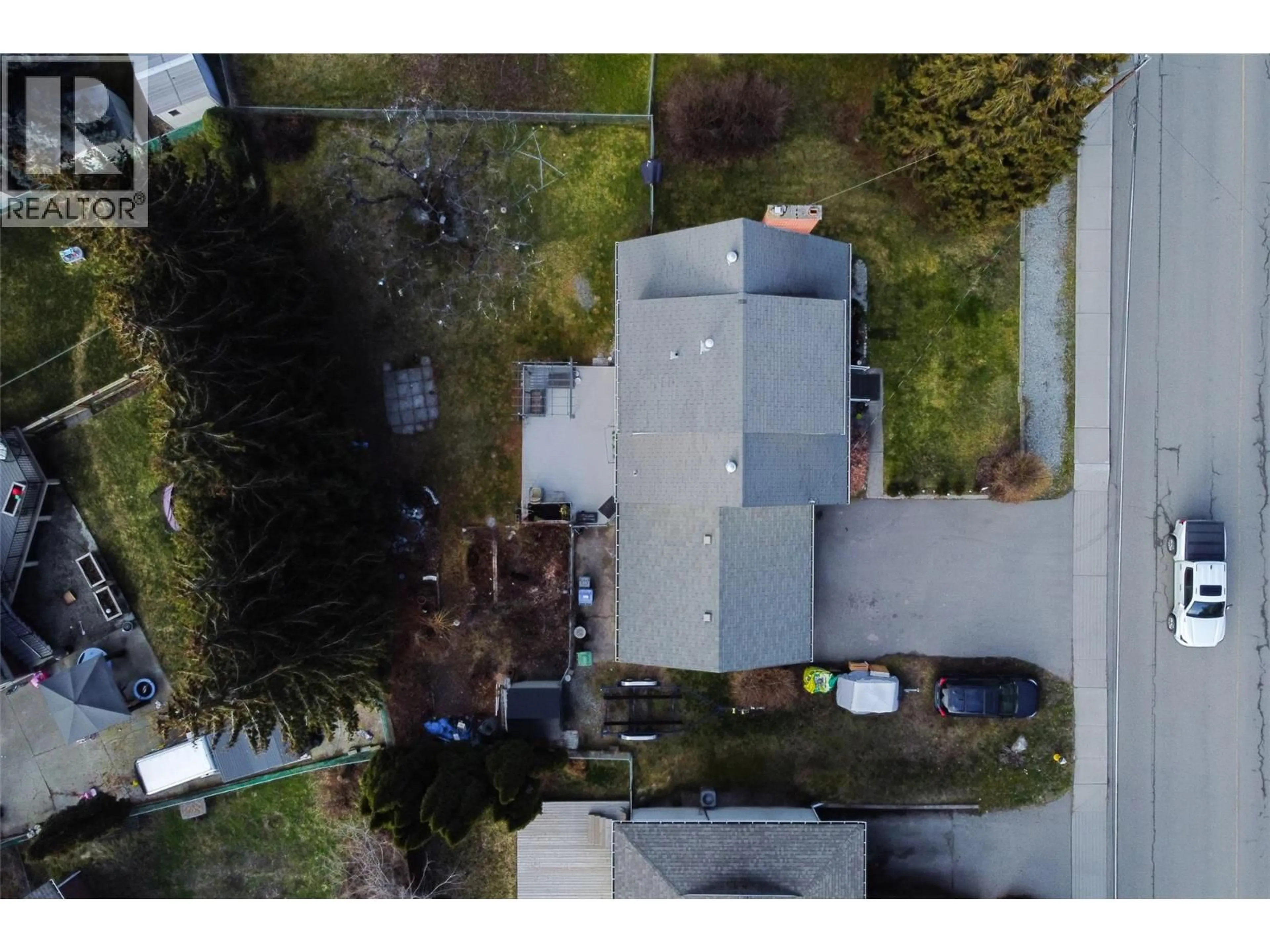 A pic from outside/outdoor area/front of a property/back of a property/a pic from drone, street for 1710 HOLLYWOOD ROAD SOUTH, Kelowna British Columbia V1X4P3