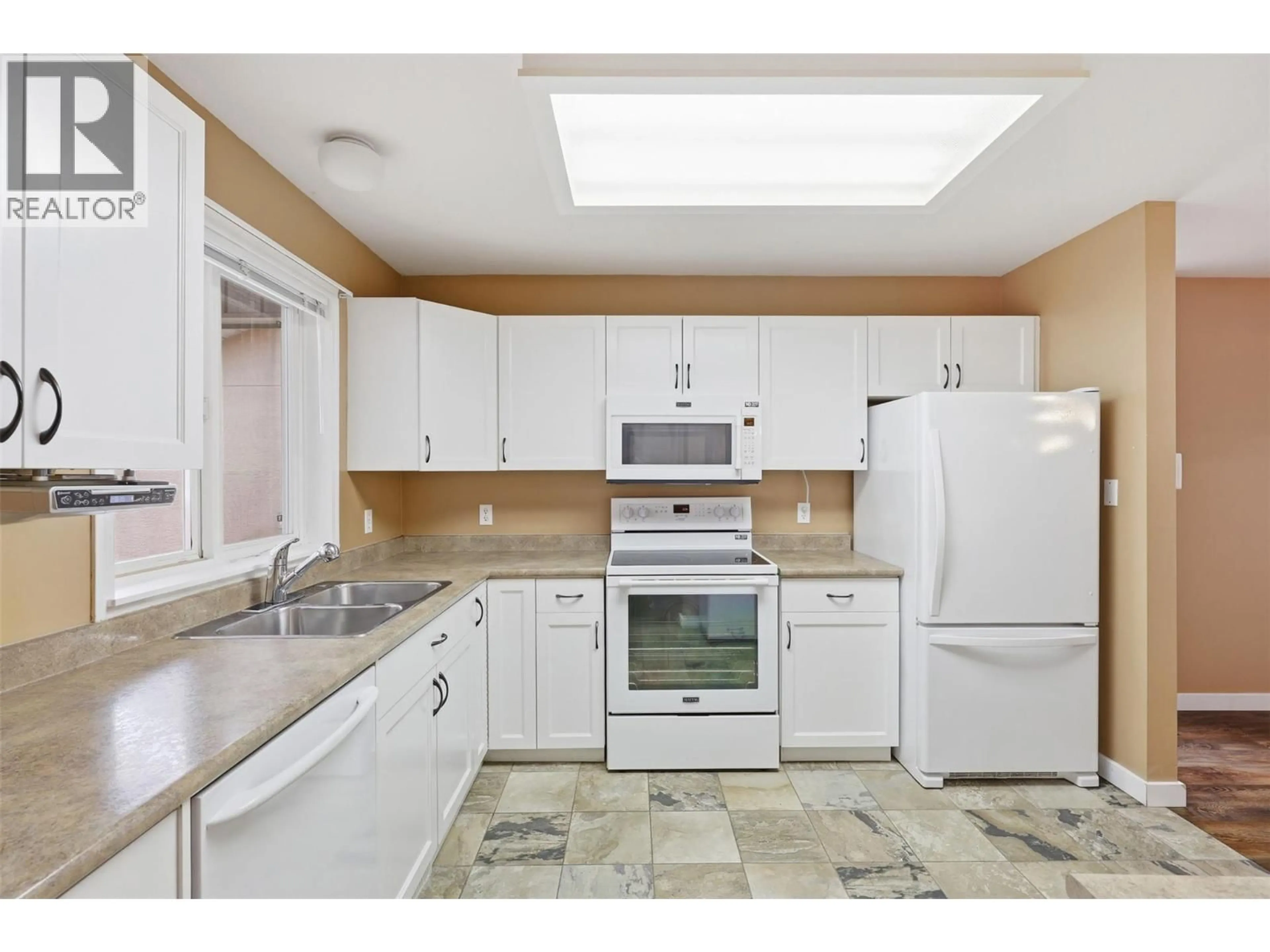 Standard kitchen, ceramic/tile floor for 41 - 1285 14TH STREET, Kamloops British Columbia V2B8K9