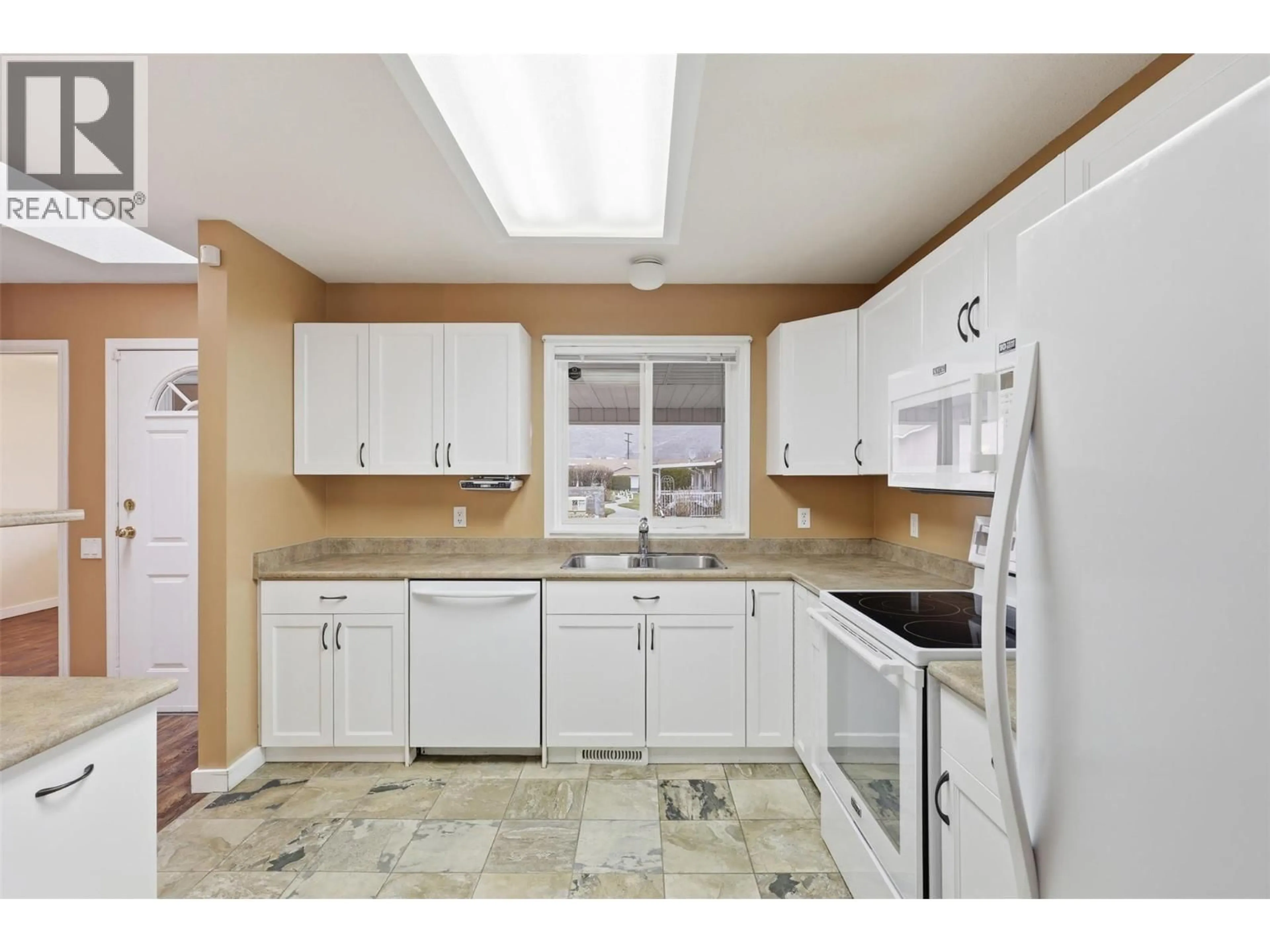 Standard kitchen, ceramic/tile floor for 41 - 1285 14TH STREET, Kamloops British Columbia V2B8K9