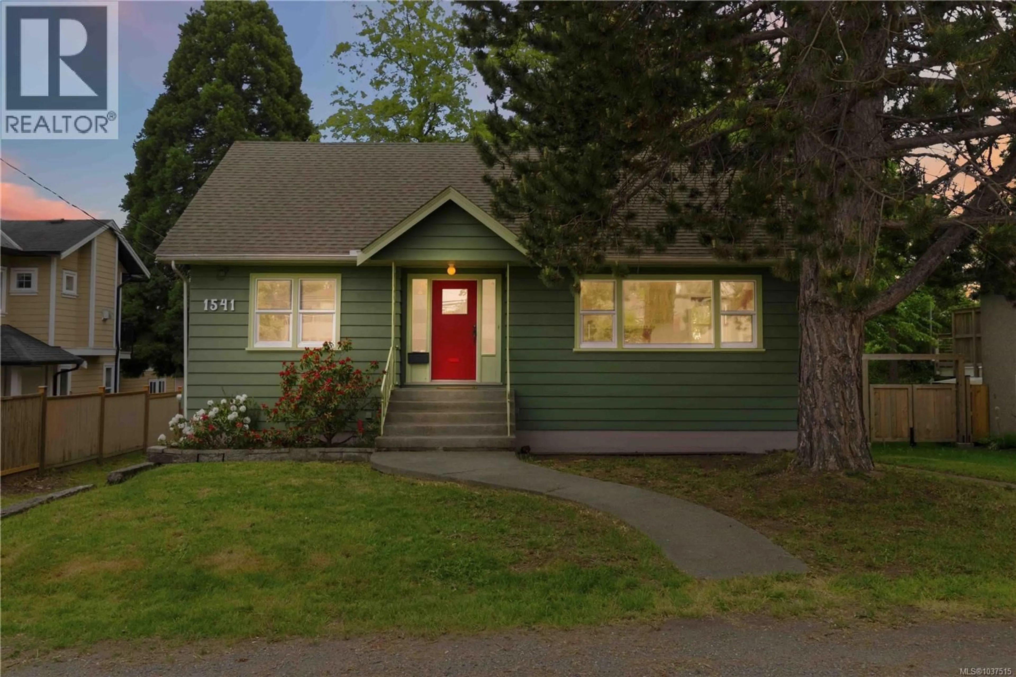 Home with vinyl exterior material, street for 1541 MCRAE AVENUE, Saanich British Columbia V8P1G4