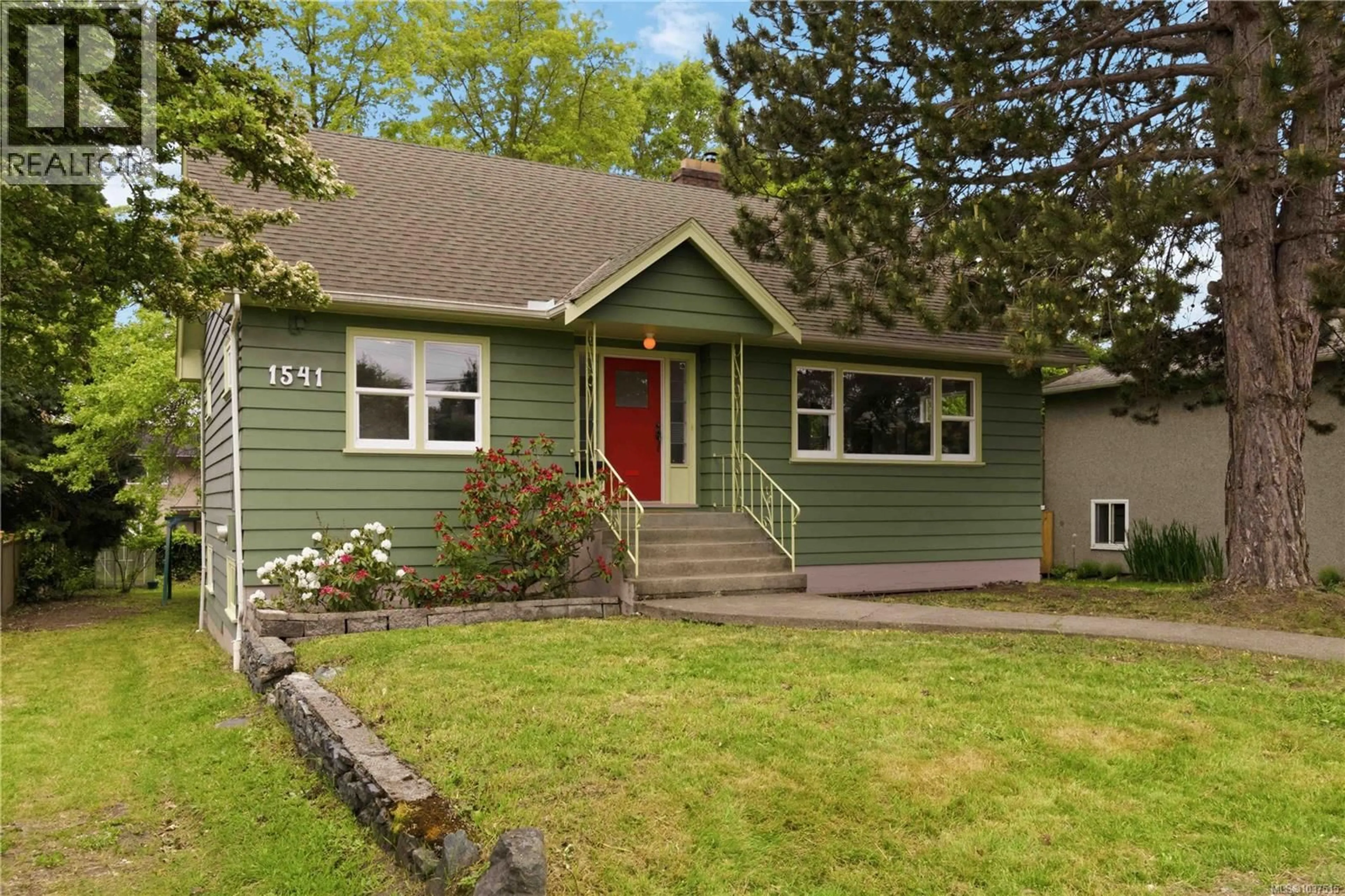 Home with vinyl exterior material, street for 1541 MCRAE AVENUE, Saanich British Columbia V8P1G4